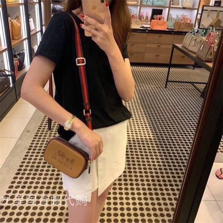 COACH JES CONVERTIBLE BELT BAG IN COLORBLOCK 2IN1 !! กระเป๋าคาดอก/สะพายข้าง ใช้ได้ถึง 2 แบบ!! คุ้มค่ามากที่สุด!! วัสดุหนัง pepble ดีไซน์เรียบ แต่หรู ภายในเป็นช่องโล่ง ใบนี้สาวๆที่ไม่ชอบพกของเยอะ เหมาะมากๆน้า 🙇♀️ ของดีราคาจับต้องได้ ไอเท็มนี