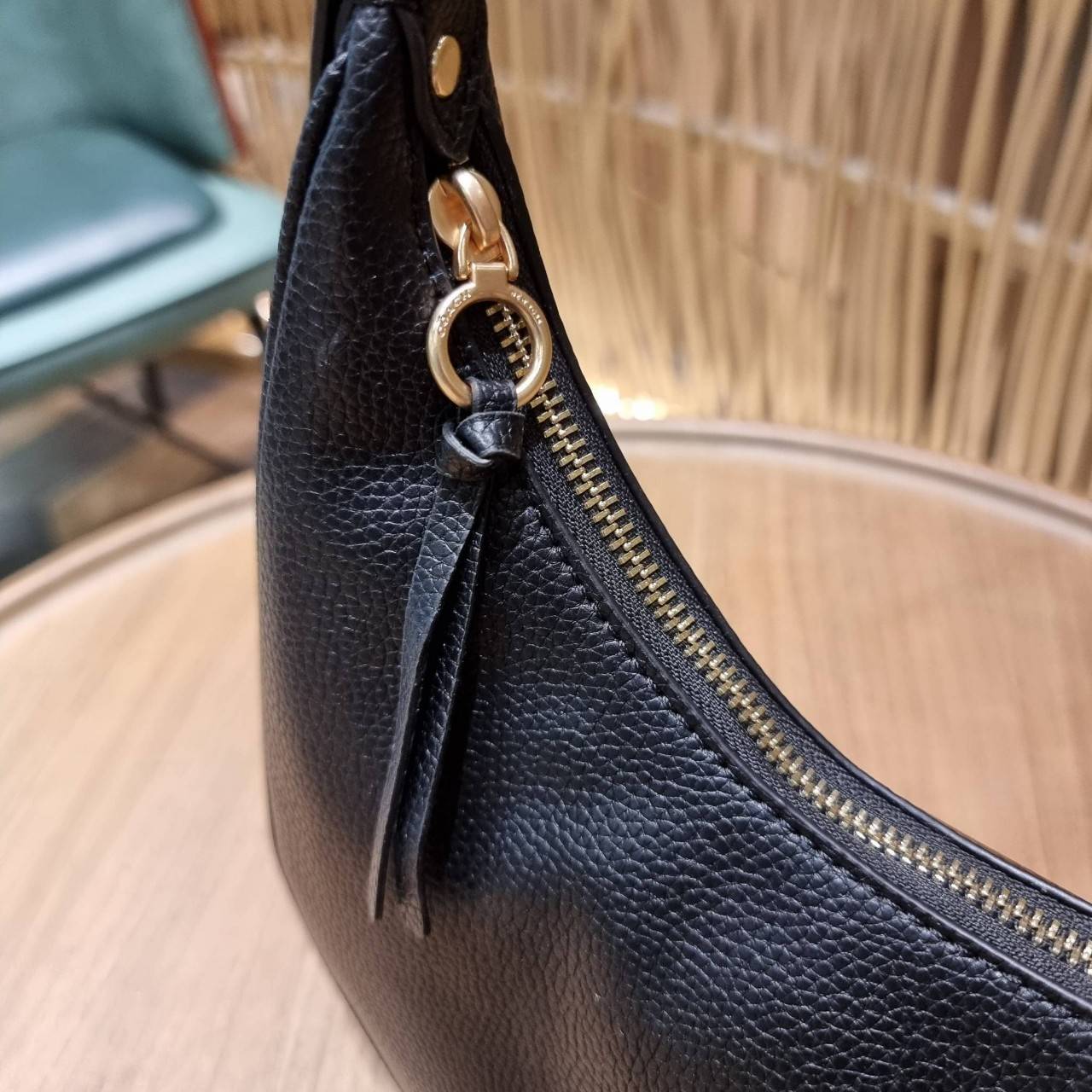 COACH C4108 BAILEY HOBO WITH WHIPSTITCH BEST SELLER ต้องมา!! กระเป๋าทรงโฮโบ ดีไซน์หรูหรา แมชท์ง่ายกับทุกไลฟ์สไตล์ วัสดุหนัง pepble หนังนิ่มสวย เปิด-ปิดด้วยซิปรูดใช้งานง่าย ภายในโล่งกว้าง สายคล้องสะพายไหล่ มีดีเทลน่ารักน่าใช้ ใช้งานสะดวกและง่ายต่อการใช้ชีว