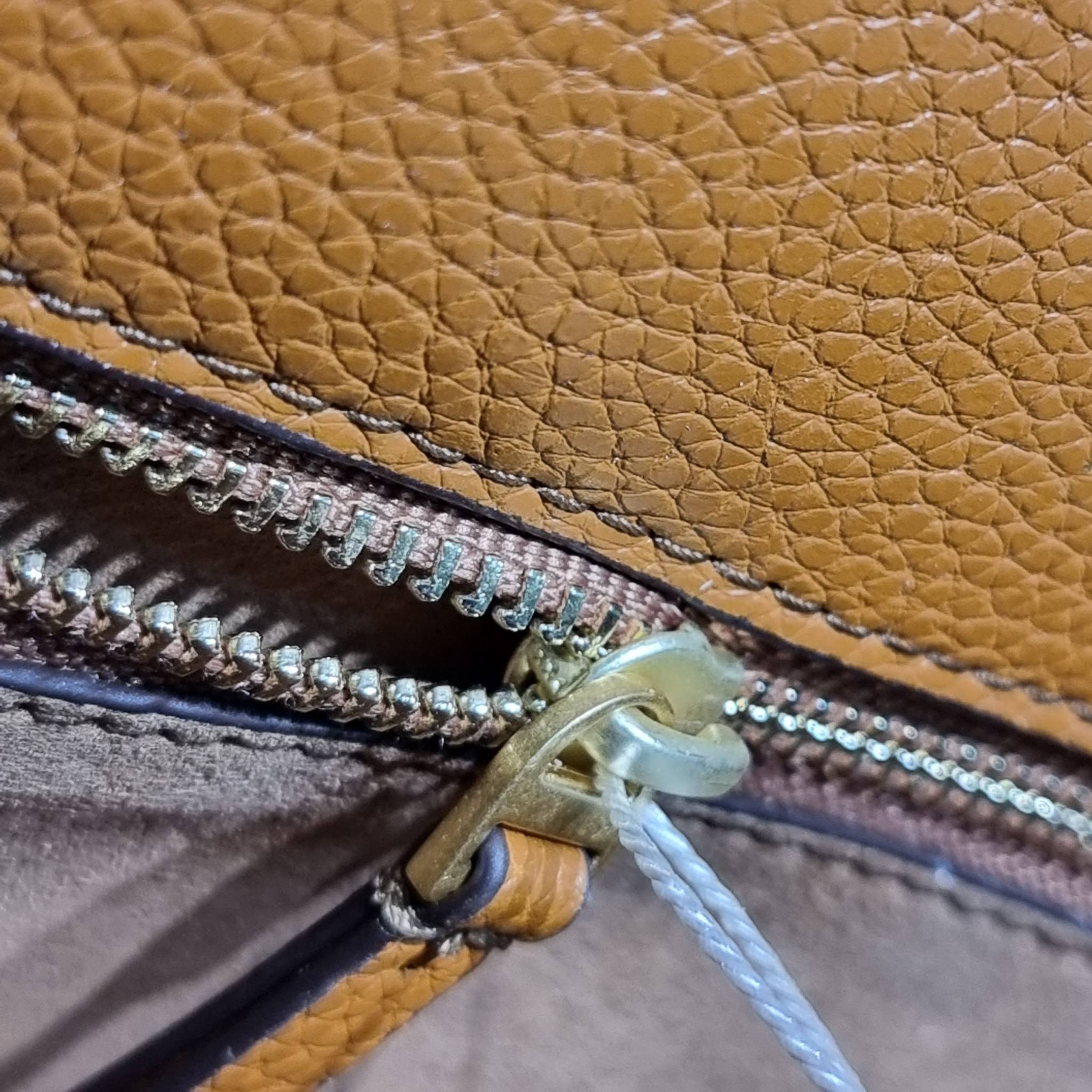 TORY BURCH MILLER SHOULDER BAG / Tory Burch Bag รุ่นยอดนิยม รุ่นหายาก รุ่นที่สาวๆตามหา ใบนี้เลย!! สวยหรู ผู้ดีทุกสี กระเป๋าสะพายไหล่ ดีไซน์อยู่ทรง คลาสสิคแฝงความหรูด้วยโลโก้สีทองอร่ามโดดเด่น