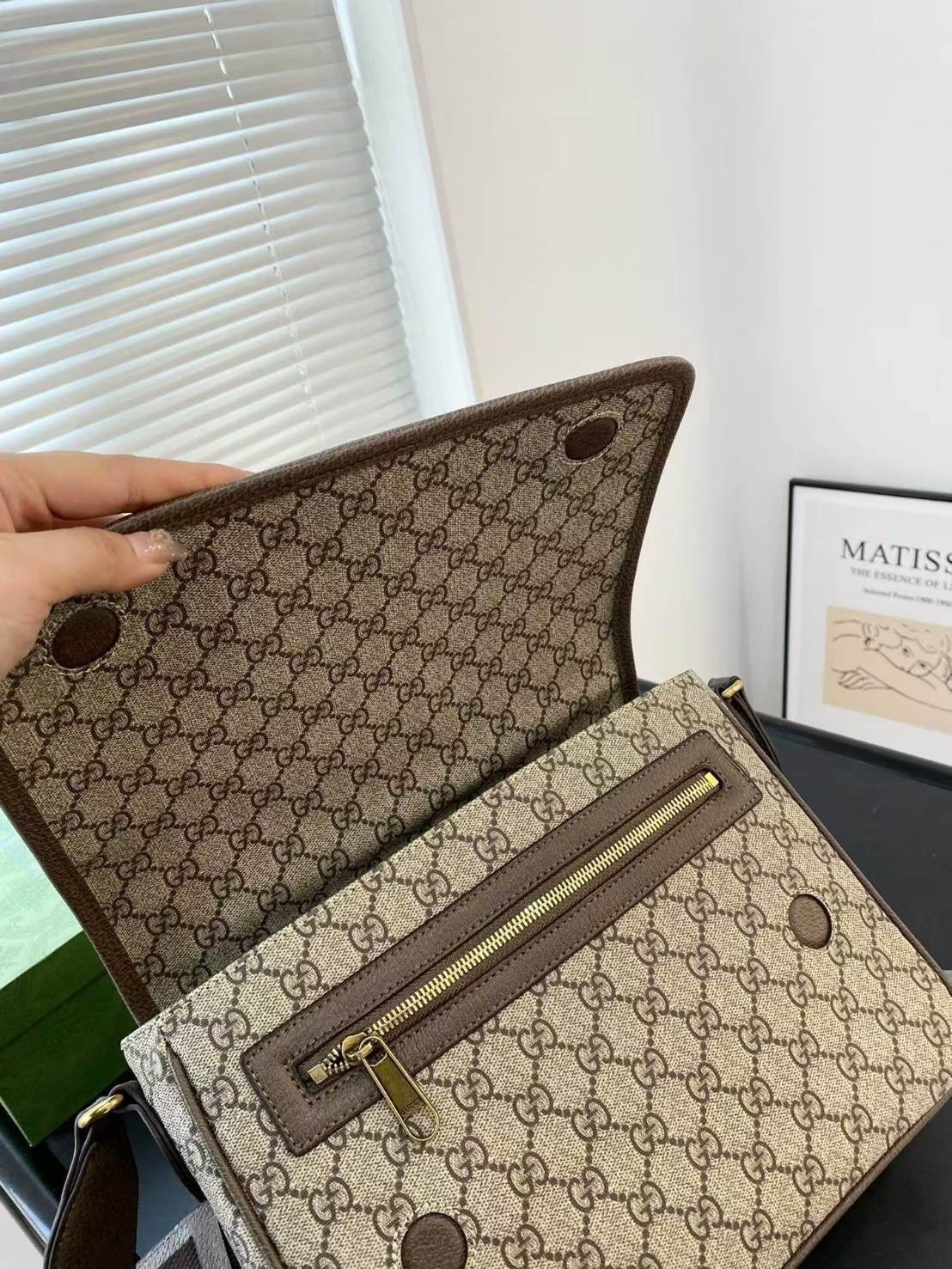 Gucci Ophidia medium messenger bag กระเป๋าทรงแมสเซนเจอร์ใบใหญ่กำลังพอดี ไอเท็มที่หนุ่มๆต้องไม่พลาด โดดเด่นด้วยลวดลายคลาสสิค คาดหน้าเขียวแดงสวยเป็นเอกลักษณ์