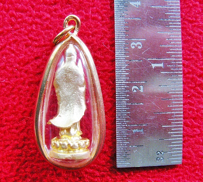 สินค้าหมดค่ะ จี้องค์เจ้าแม่กวนอิม ปางประทานพร แบบยืน ทรงวงรีเนื้อทองพ่นทรายเลี่ยมทองไมครอนค่ะ