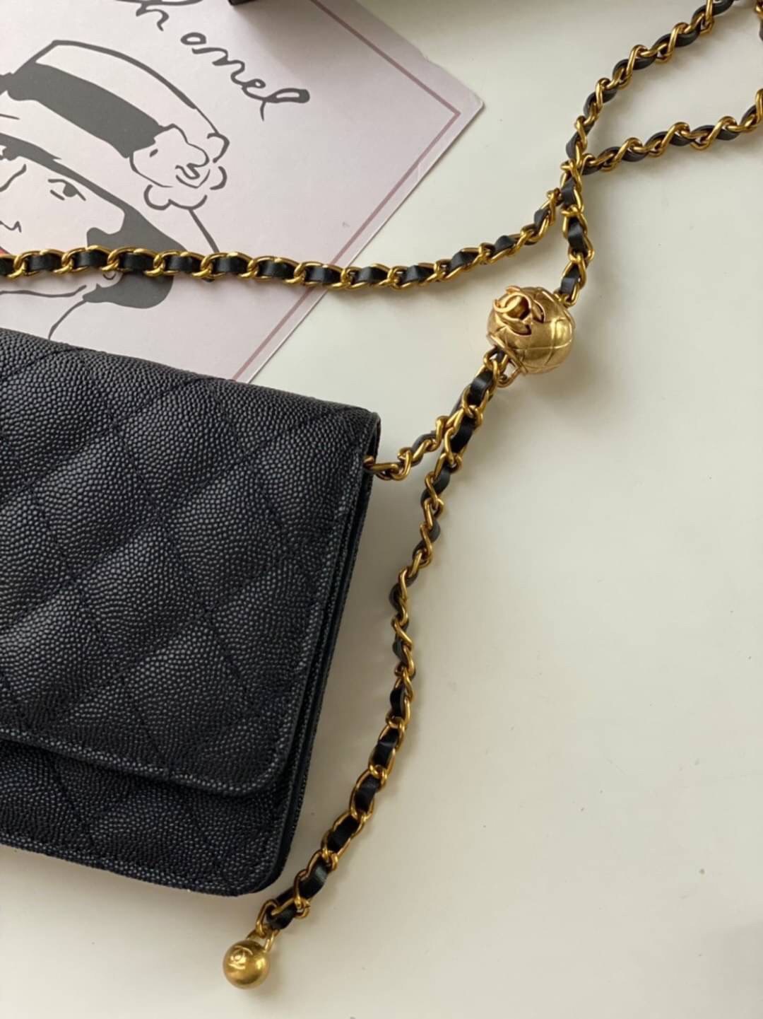 หนังแท้ VIP GIFT CHANEL classic shoulder crossbody bag วัสดุหนังเรียบเนียนสวยผู้ดีม๊ากกก งานอยู่ทรงคุณภาพดีตามแบบฉบับของแบรนด์ ขนาดกำลังดี น้ำหนักเบา ด้านหน้ามีโลโก้แบรนด์อะไหล่หรู มีช่องใส่บัตร ใส่ของจุกจิก เปิดปิดด้วยฝาปิดกระดุม งานตัวจริงสวยมากๆ ถูกใจร