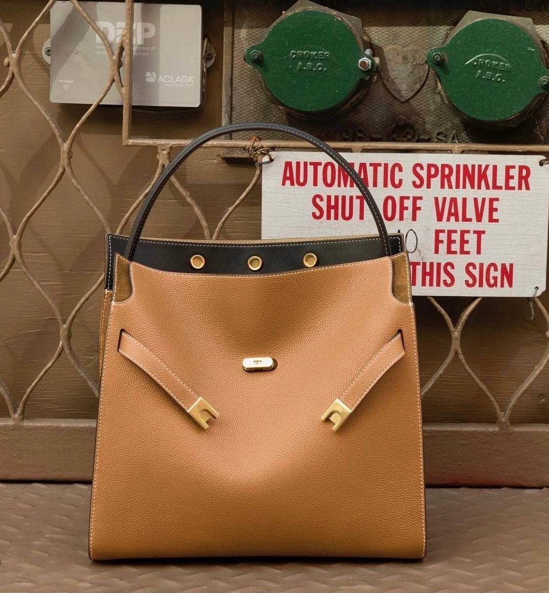 Tory burch lee radziwill pebbled small double bag กระเป๋า Lee Radziwill Double Bag สุดหรู ที่คำนึงถึงการเลเยอร์หนังและหนังกลับอย่างประณีตลงไปในงานดีไซน์ สามารถปรับปากกระเป๋าได้ 3 แบบตามต้องการ พร้อมนำเอาความเป็น American Luxury มาตีความใหม่ผ่านแง่มุมของคว