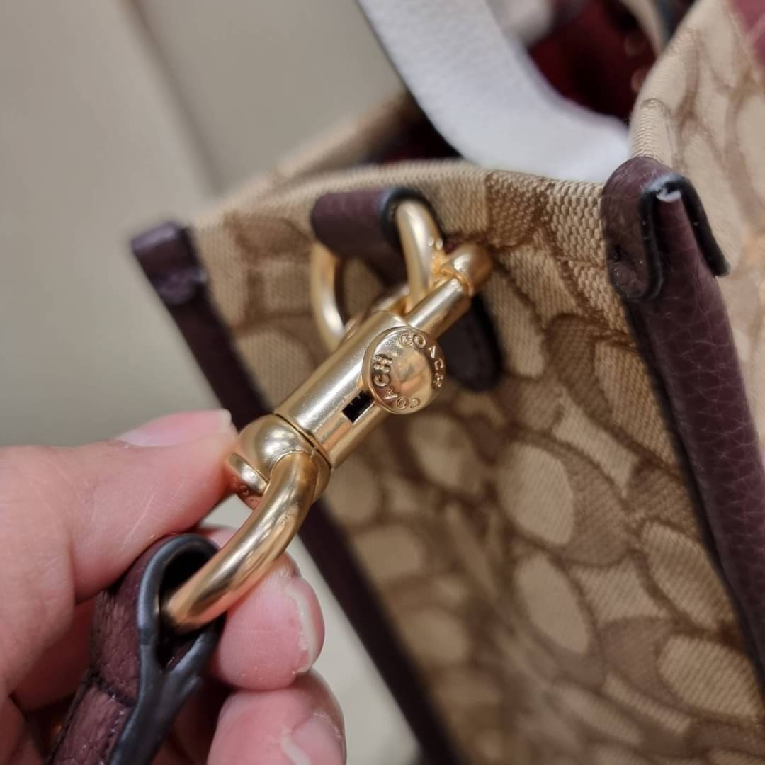 COACH C8406 DEMPSEY TOTE 22 IN SIGNATURE JACQUARD WITH STRIPE AND COACH PATCH คอลเลคชั่นใหม่ พร้อมส่งสีใหม่สุดปัง สวยคม ละมุนและมีความหรูในตัว กับกระเป๋าทรงโท้ท ไซส์กำลังสวย น่ารักน่าใช้ ฟังก์ชั่นการใช้งานสะดวกที่สุด มีทั้งสายคล้องในตัว และสายครอสบอดี้ วั