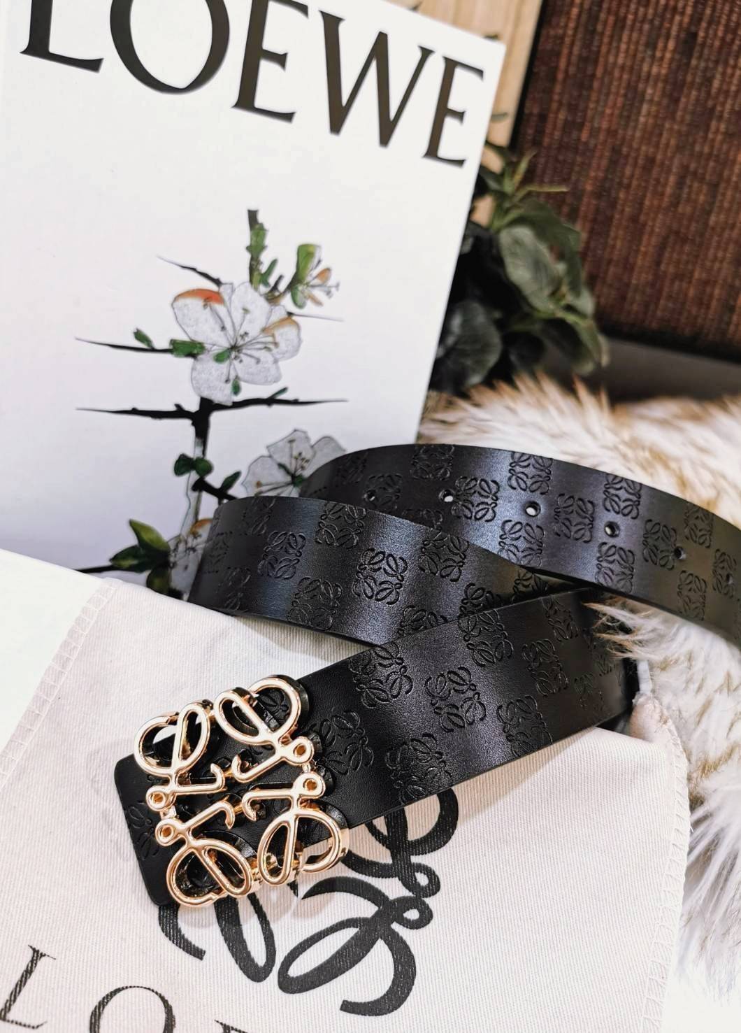 Loewe Logo Leather Belt VIP Gift With Purchase (GWP) วัสดุ Calfskin ปั๊มโลโก้แบรนด์สวยหรูดูดี หัวเข็มขัดโลโก้แบรนด์ 3D อะไหล่ทองตัวสายปรับระดับได้ ดีไซน์เรียบหรูคลาสสิคเข้ากับทุกลุ๊ค ใช้ได้ทั้งชายและหญิงค่ะ ไอเท็มแนะนำสวยน่าใช้น่าสะสม เหล่าสาวก Loewe GWP 
