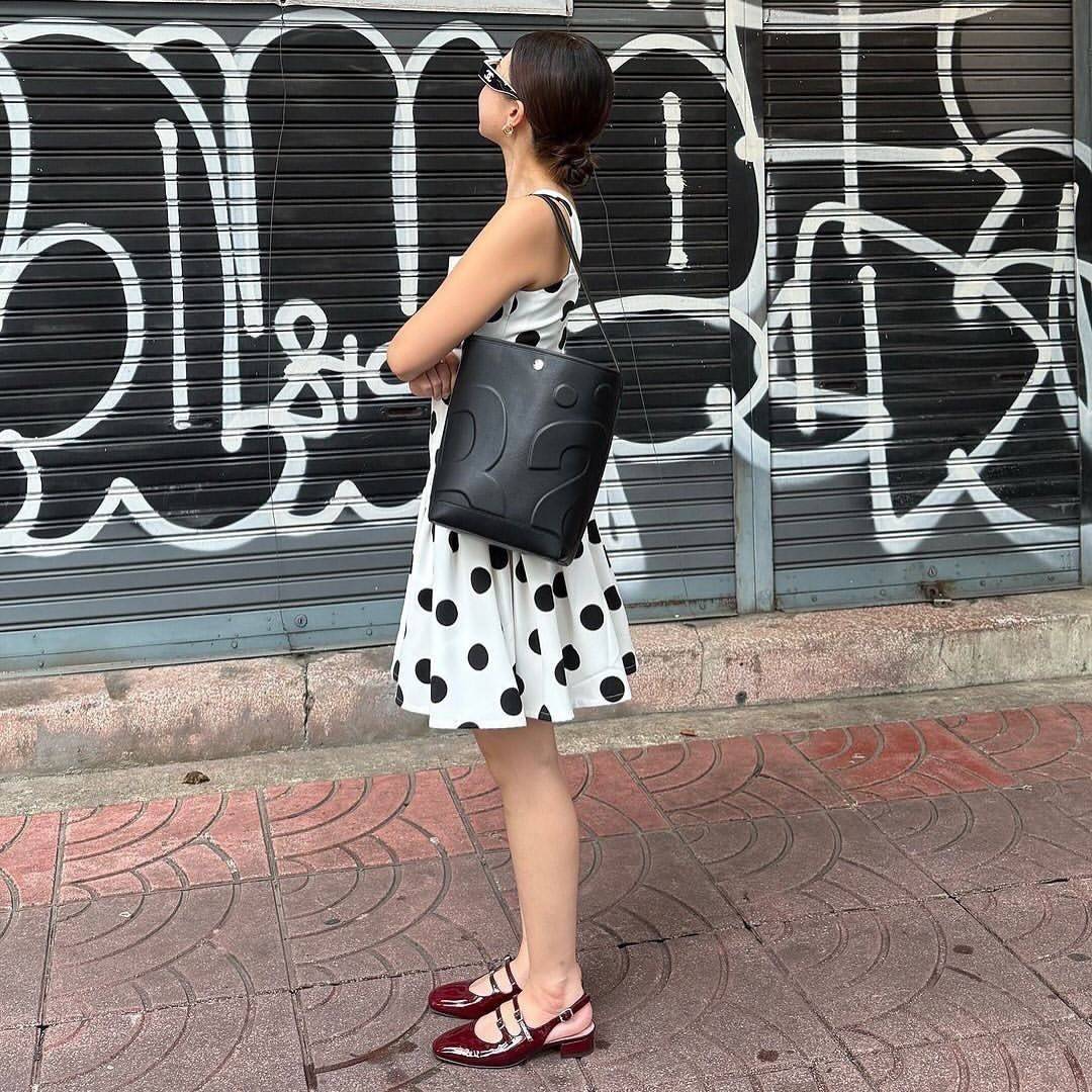 Rally The Bag Whisper กระเป๋าทรงบัคเก็ตงานหนังรุ่นใหม่ ฮอทติดลมบน มาแรงสะพายกันทั่วบ้านทั่วเมือง สายแบกสายขนห้ามพลาดจุของได้เยอะ รุ่นหนังผิวสัมผัสนิ่มมือ ทนทานและจุสิ่งของได้ครบครัน