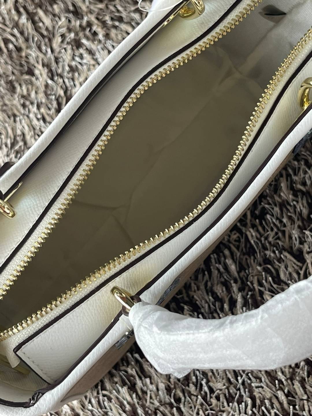 Coach Perry Tote Classic Bag F57568 รุ่นใหม่ล่าสุด กระเป๋ารูปทรงสี่เหลี่ยมสุดคลาสสิก เป็นกระเป๋าอเนกประสงค์ที่สามารถใช้ได้แทบทุกโอกาส ไม่ว่าจะไปเรียน, ไปทำงาน, ไปเที่ยว หรือแม้แต่ไปชอปปิง ด้วยขนาดที่กำลังดี ไม่ใหญ่เทอะทะ แต่ก็ไม่เล็กจนเกินไป มาพร้อมหูหิ้ว