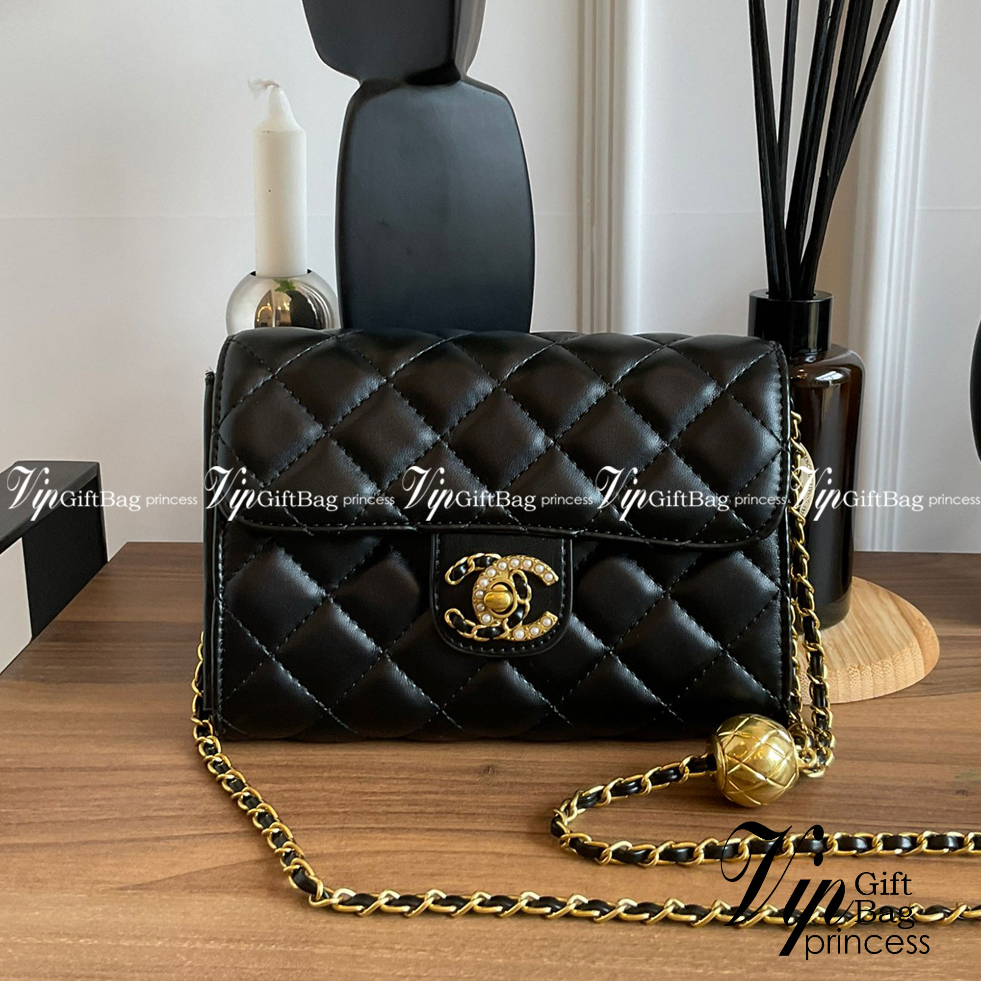 Chanel Golden Ball Flap Bag / CHANEL WOC VIP GIFT CROSSBODY CHAIN BAG กระเป๋าทรงสะพายข้าง ที่กำลังมาแรงมาในตอนนี้ ตัวกระเป๋าเป็นกระเป๋าสตางค์หนังพียูพรีเมี่ยม อะไหล่ทองวินเทจทั้งใบ ด้านหน้าประดับโลโก้พร้อมมุก CC สุดหรู เปิดปิดด้วยตัวหมุนล็อค แบ่งช่องใส่ขอ