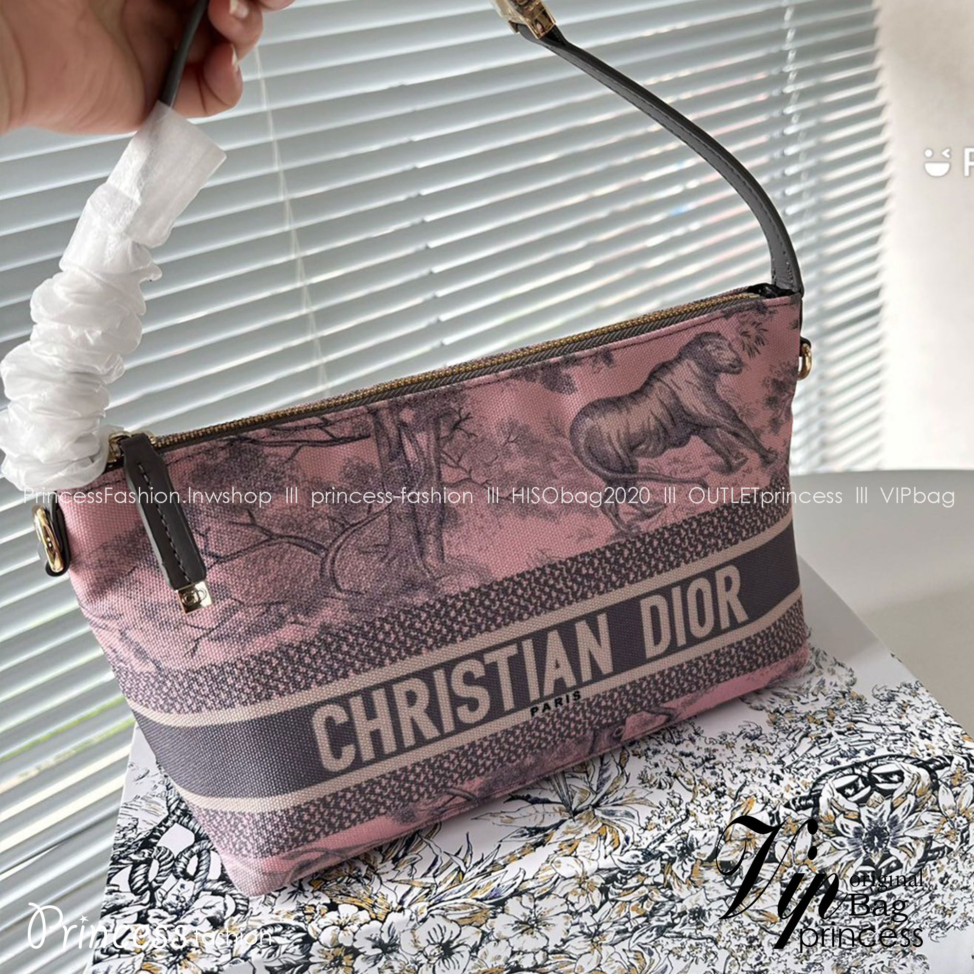 DIORTRAVEL NOMAD POUCH / DIOR POUCH BAG พร้อมส่ง กระเป๋าคลัทช์ทรงพอช สีใหม่ชมพูโทนหวาน ลวดลายคงความหรู ไซส์พกพาที่สามารถใช้ได้ทุกที่ทุกโอกาส