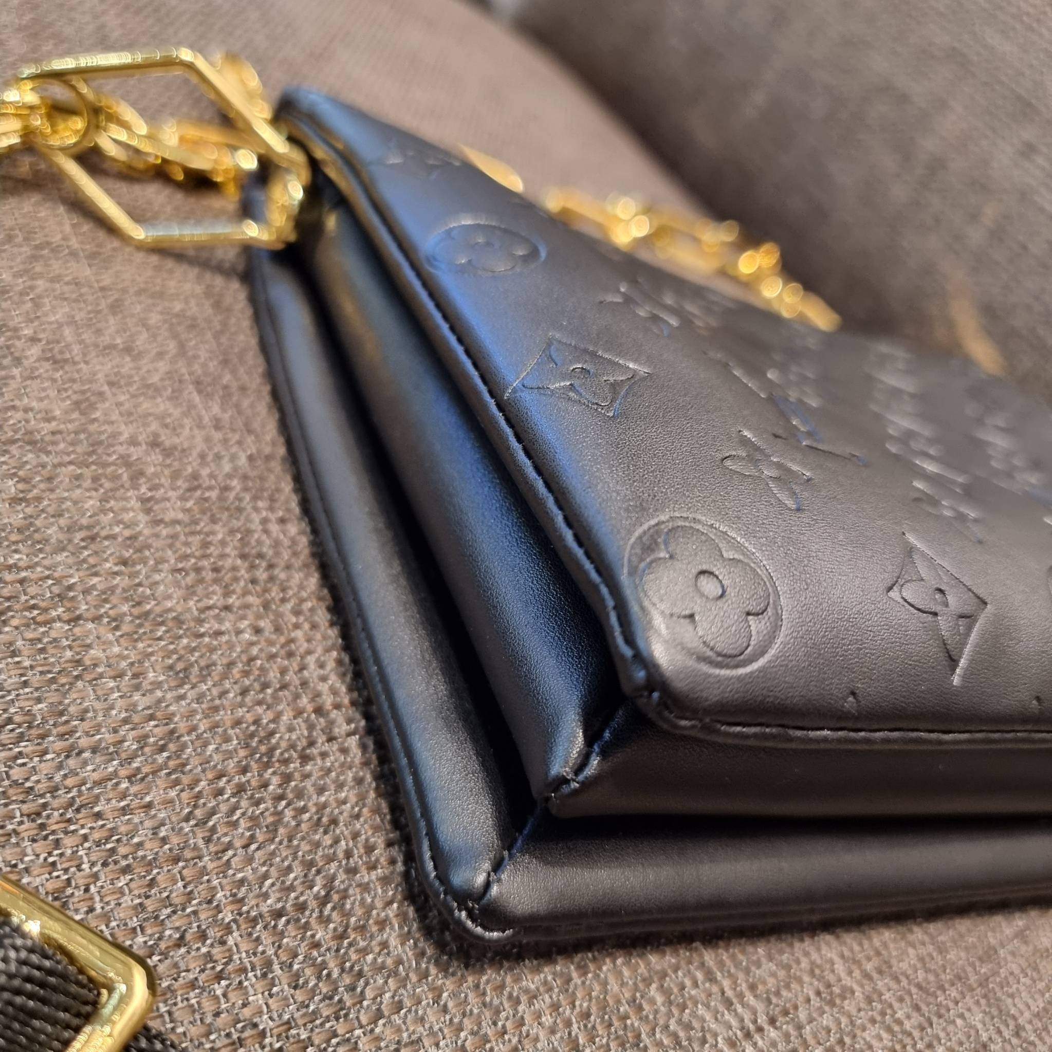 LV HANDLE POUCH MONOGRAM กระเป๋าสะพายกึ่งคลัชท์ สุดล้ำ ใหม่ล่าสุดมาแรงมาก ด้วยความสวยปังตั้งแต่แรกเห็น วัสดุหนังแกะปั๊มลายสวยคม มาพร้อมสาย 2 เส้น เลิศๆ มีสายโซ่ที่มีดีเทลละเอียดไม่ซ้ำ และสายสปอร์ตครอสบอดี้ ที่จะคล้องไว้ทั้งสองเส้นก็ดีงาม หรือสลับใช้ตามลุค