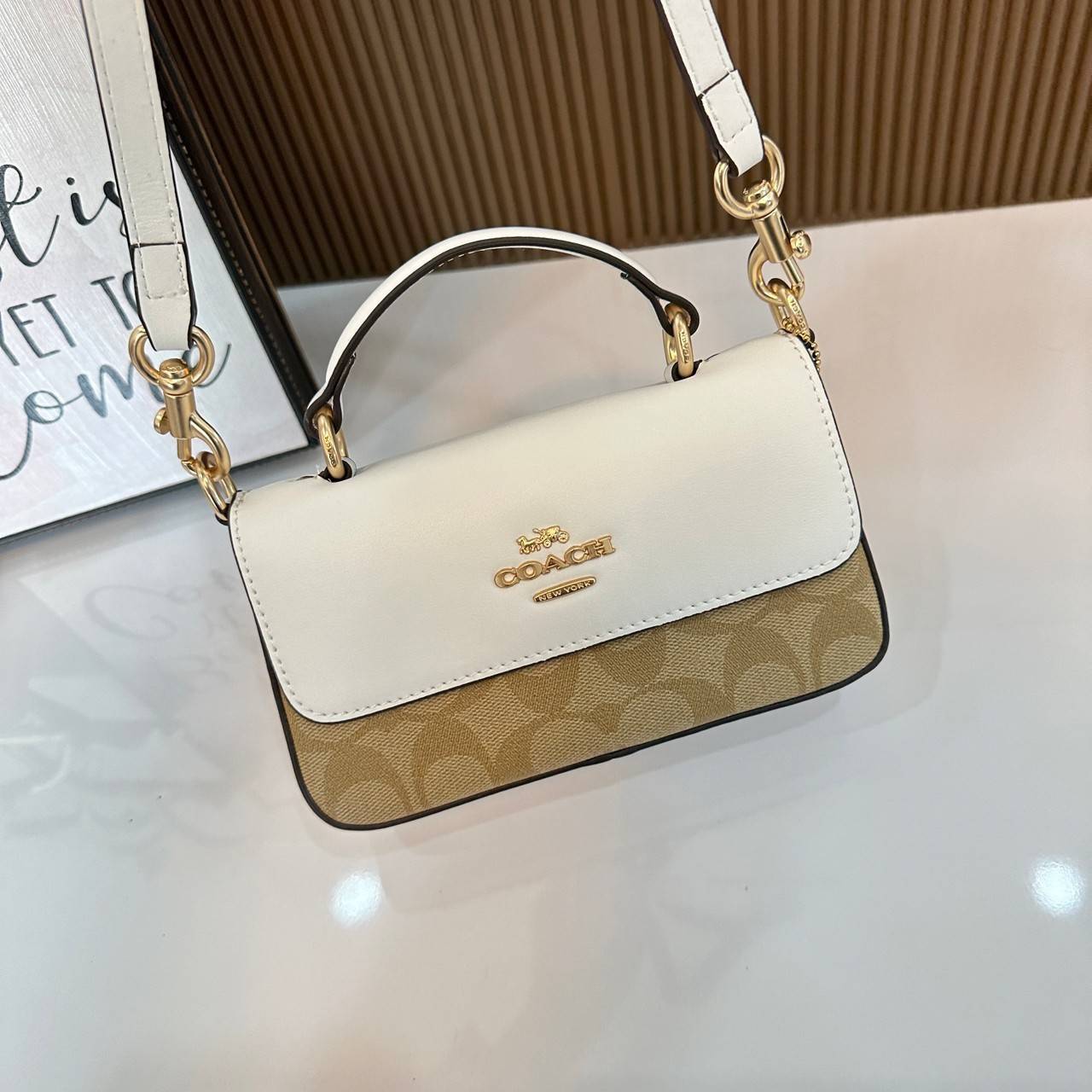 Coach Mini Josie Top Handle Crossbody In Blocked Signature Canvas (cc340) ใหม่ล่าสุด กระเป๋าสะพายหรือถือใบเล็กกระทัดรัด วัสดุหนังตัดขอบหนังแท้ ภายในช่องโล่งกว้างสามารถใส่โทรศัพท์ iPhonePro max ได้ มีช่องใส่บัตรเครดิต 2 ช่อง เปิดปิดด้วนกระดุมแป๊ก ซับในผ้า 