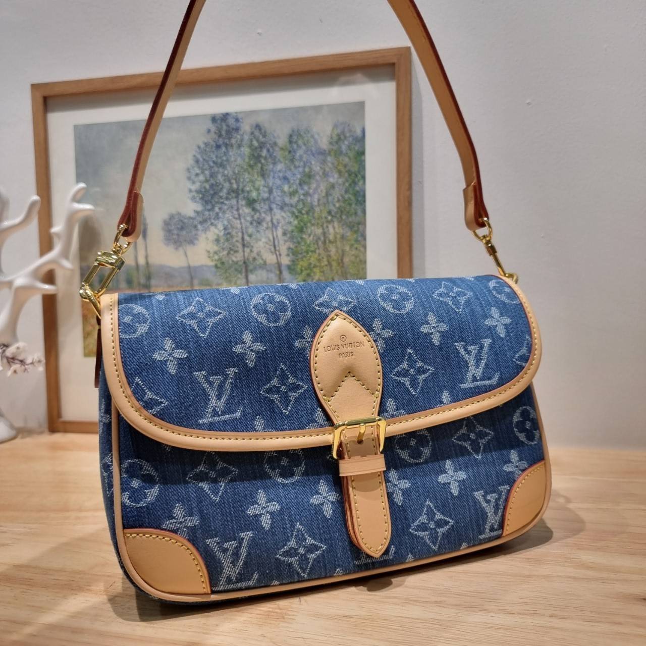 LV diane monogram denim bag กระเป๋ามัลติฟังก์ชั่น ดีไซน์ใหม่ ออกมาได้น่ารักน่าใช้มากๆ สียีนส์สวยมีเสน่ห์ มีสายมาให้ถึง 2 แบบ สายหนังคล้องไหล่ได้ ปรับสะพายข้างได้ และสายสปอร์ตครอสบอดี้ได้