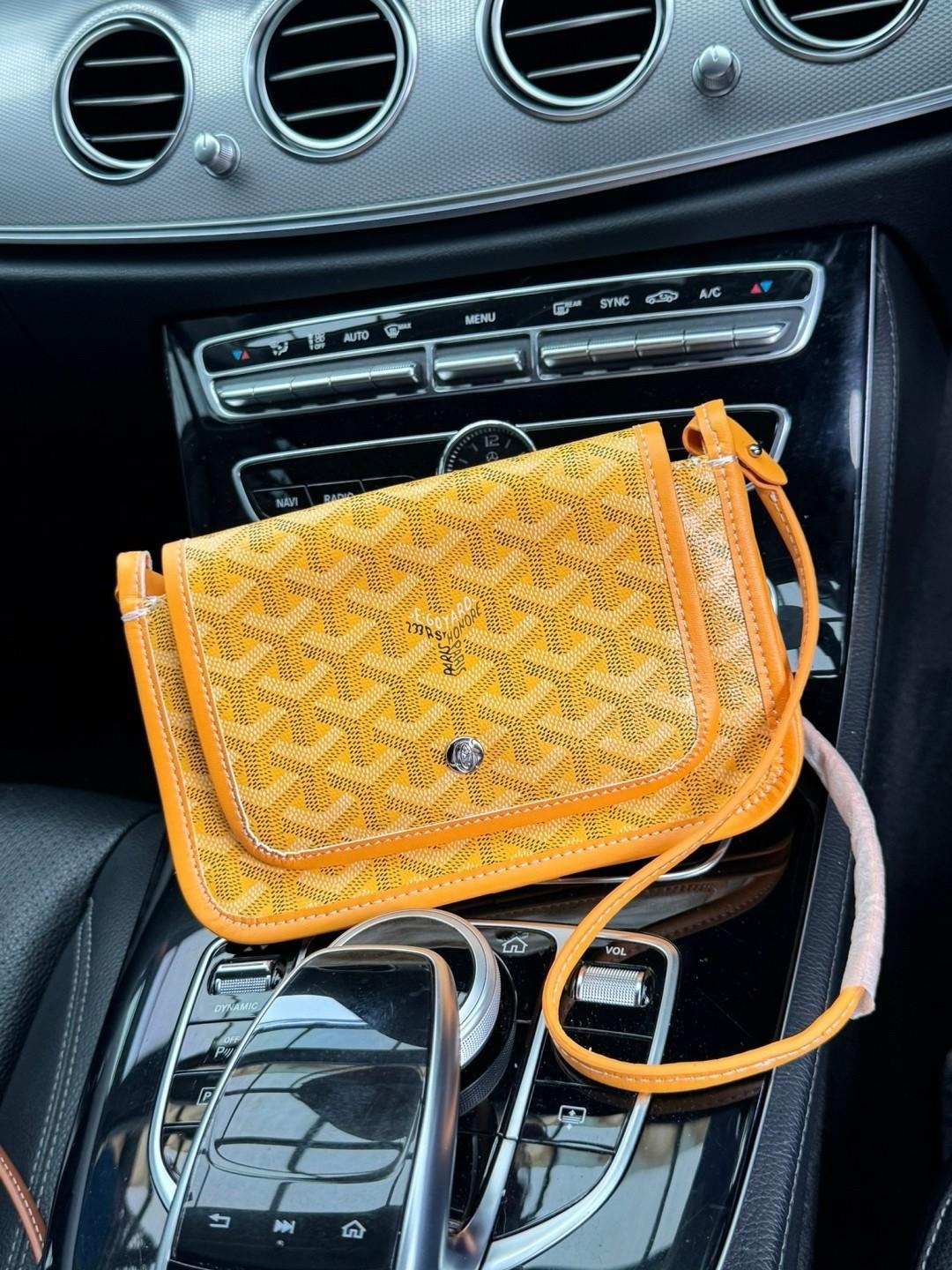 Goyard Plumet Rocket Wallet กระเป๋าสะพายใบเล็กกะทัดรัด ดีไซน์กระเป๋าสตางค์ มีช่องเพียงพอสำหรับใส่ธนบัตร เงินสด เอกสารต่าง ๆ