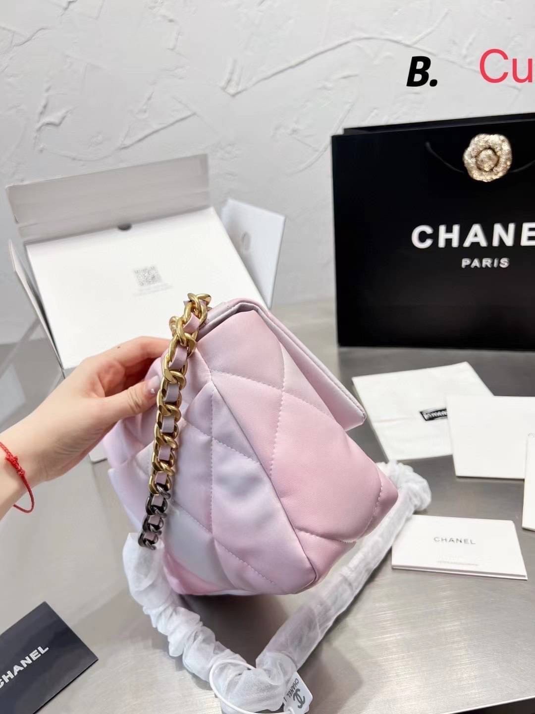 CHANEL 19 FLAP BAG กระเป๋าสะพายทรงคลาสสิค โทนสีหวานละมุน หนังนิ่ม เงาขึ้นรูปสวย ดีไซต์สายสะพายโซ่สองสีสลับหนัง ตกแต่งโลโก้แบรนด์ที่ด้านหน้าอะไหล่สีทอง สวยหรูมาแต่ไกล ด้านหลังมีช่องสำหรับเก็บของหนึ่งช่อง สามารถสะพายออกงานได้หลายโอกาส สวยงามไม่ผิดหวังค่ะ