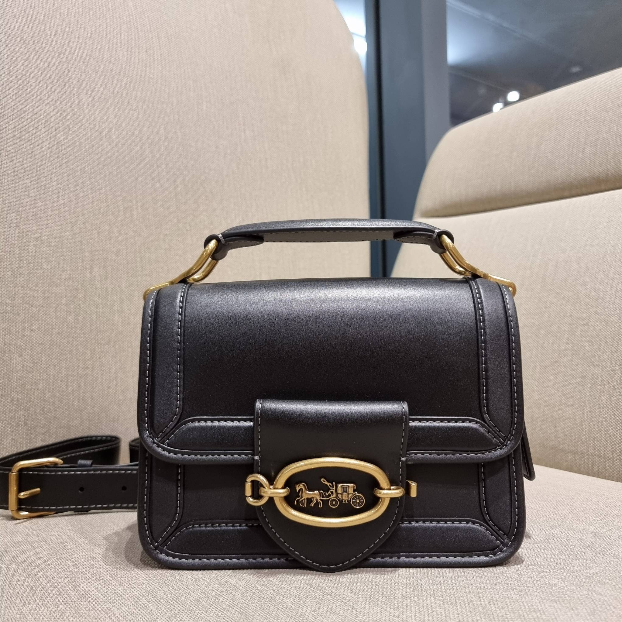 COACH C8449 HERO SHOULDER BAG / COACH C8450 HERO SHOULDER BAG IN SIGNATURE CANVAS ดีไซน์ใหม่ล่าสุด ที่มาพร้อมความหรูยกระดับ กระเป๋าถือ/สะพายข้าง ออกแบบทรงสวย คลาสสิค ขนาดกำลังพอดี ไม่ว่าจะถือ หรือสะพายสายครอส ก็ดูดีแบบไม่ต้องแต่งเติม วัสดุหนังแท้เต็มใบ ฝา