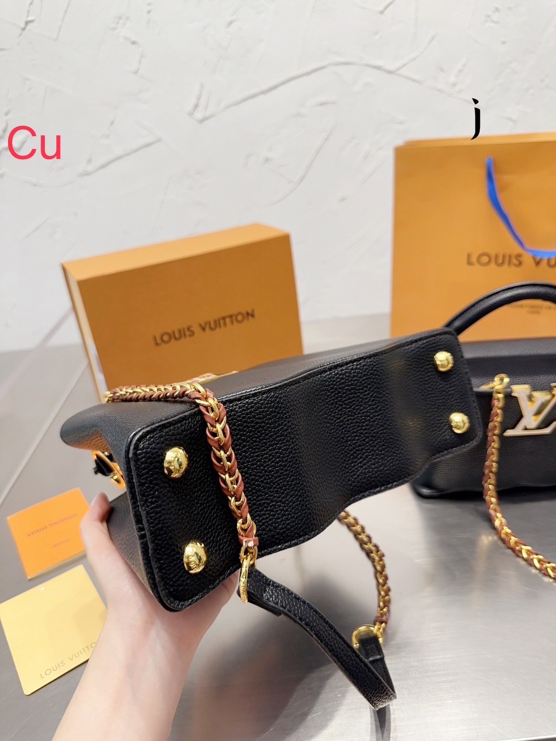 พร้อมส่ง 3 สี 🥂 LV Capucines Top Handle Bag / LV Makes Waves With Its New Capucines แบบใหม่แบบสับ น่ารักมากเว่อร์ ฐานกระเป๋าดีไซน์เวฟ โค้งน่ารัก