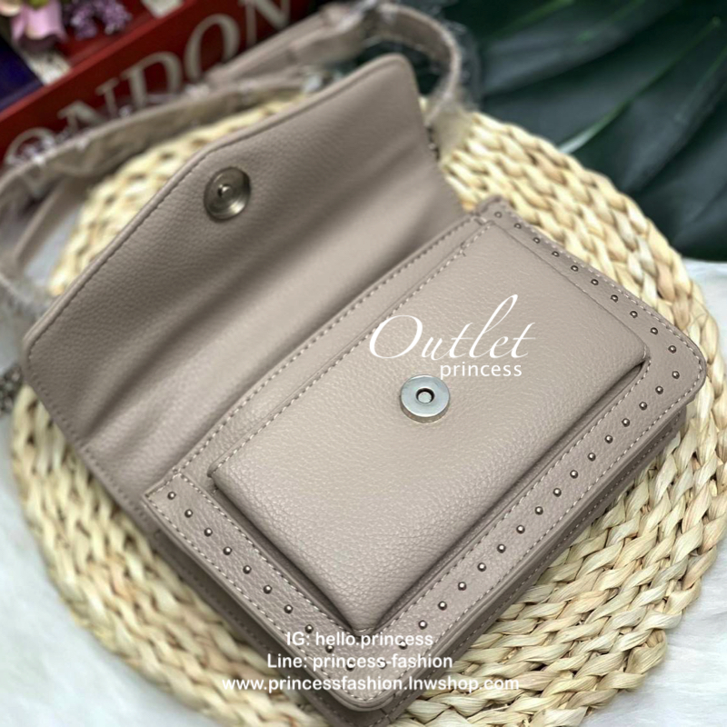 GUESS MILA STUDDED CROSSBODY BAG กระเป๋าสะพายข้างหรือแบบครอสบอดี้ร์ วัสดุลายหนังสวย หนังนิ่ม น้ำหนักเบาค่ะ ด้านหน้ามีอะไหล่โลโก้แบรนด์ พร้อมประดับหมุดดอกเล็กเพิ่มความเก๋เข้ามาให้ค่ะ เปิดปิดกระเป๋าแบบกระดุมแม่เหล็กภายในมีช่องหลักสำหรับใส่ของ สามารถใส่มือถื