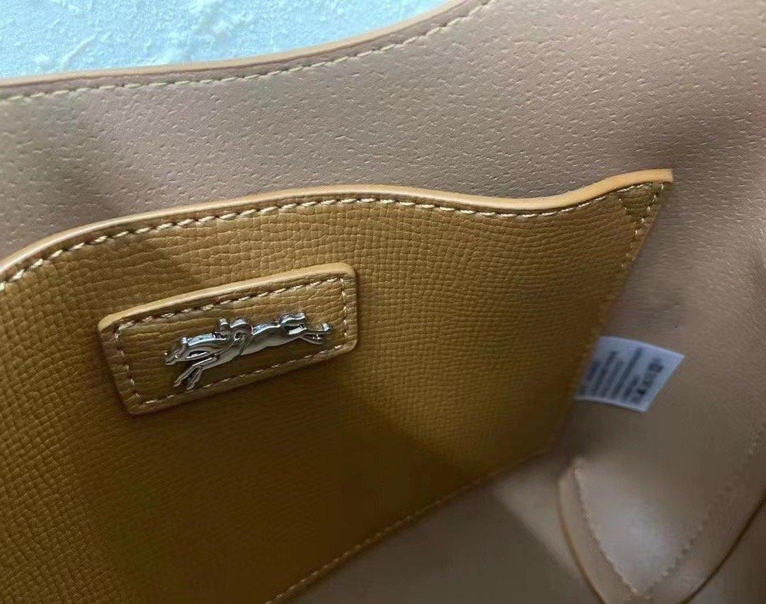 LONGCHAMP ROSEAU Hobo bag กระเป๋าสะพายไหล่ขนาดเล็ก วัสดุหนังวัว อะไหล่เงิน เป็นการผสมผสานสไตล์ที่เรียบง่าย Roseau อันเป็นสัญลักษณ์ใหม่ทั้งหมด เรียบง่าย สะดวกใช้ ประดับด้วยเข็มกลัดไม้ไผ่อันเป็นสัญลักษณ์ของแบรนด์ เรียบหรู แต่ดูดี ในแบบฉบับของ Longchamp ห้าม