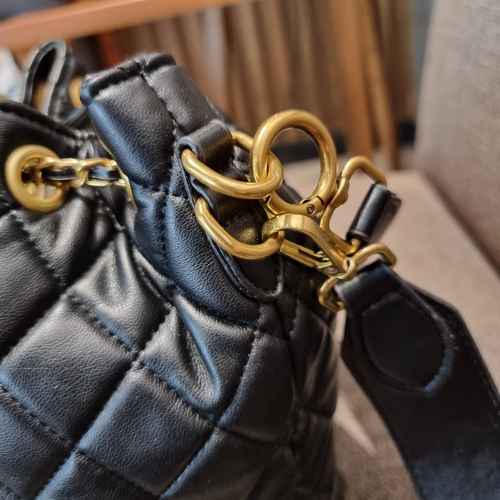 Chanel limited font leather bag / Chanel Bucket Bag กระเป๋าสะพายรุ่นลิมิเต็ด พรีเมี่ยมกิ๊ฟจากแบรนด์ รุ่นนี้การันตีหนังนิ่มมากกก!! โดดเด่นด้วย font โลโก้ และสายโซ่สลับหนังพร้อมตัวกดล็อคสีทองหรู สำหรับเปิด-ปิดปากกระเป๋า กดและปล่อยเพื่อล็อคได้ในตัว ภายในโล่ง