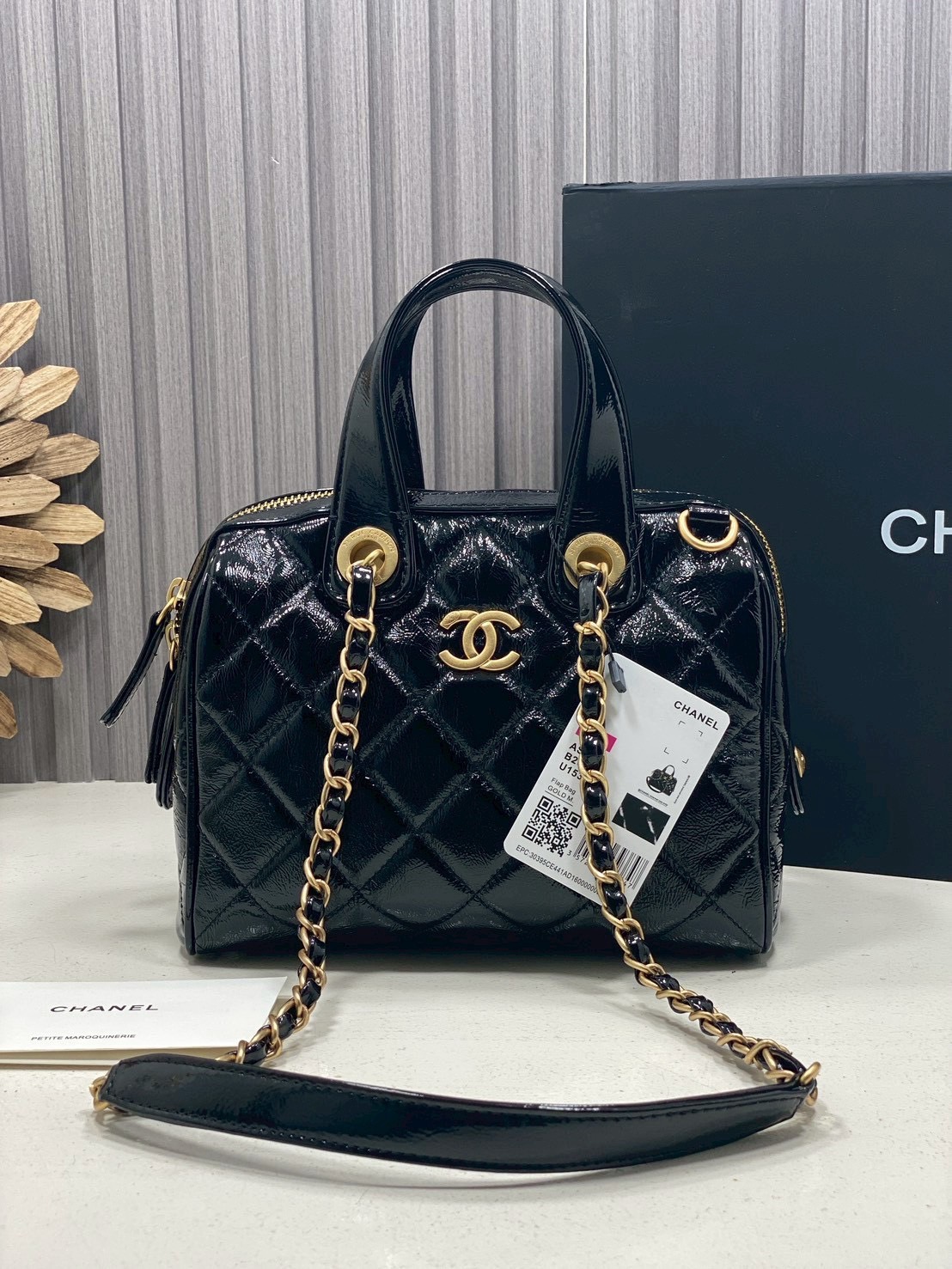 ORI หนังแท้ | Chanel Small Bowling Bag Crumpled Leather / Chanel Keepall Bag กระเป๋าถือ กระเป๋าสะพายรุ่นใหม่ล่าสุด ดีไซน์หนังยับเงา ในคอลเลกชัน Métiers d’art ปี 2024/25 ด้วยลูกเล่นของเนื้อสัมผัสและรูปแบบ