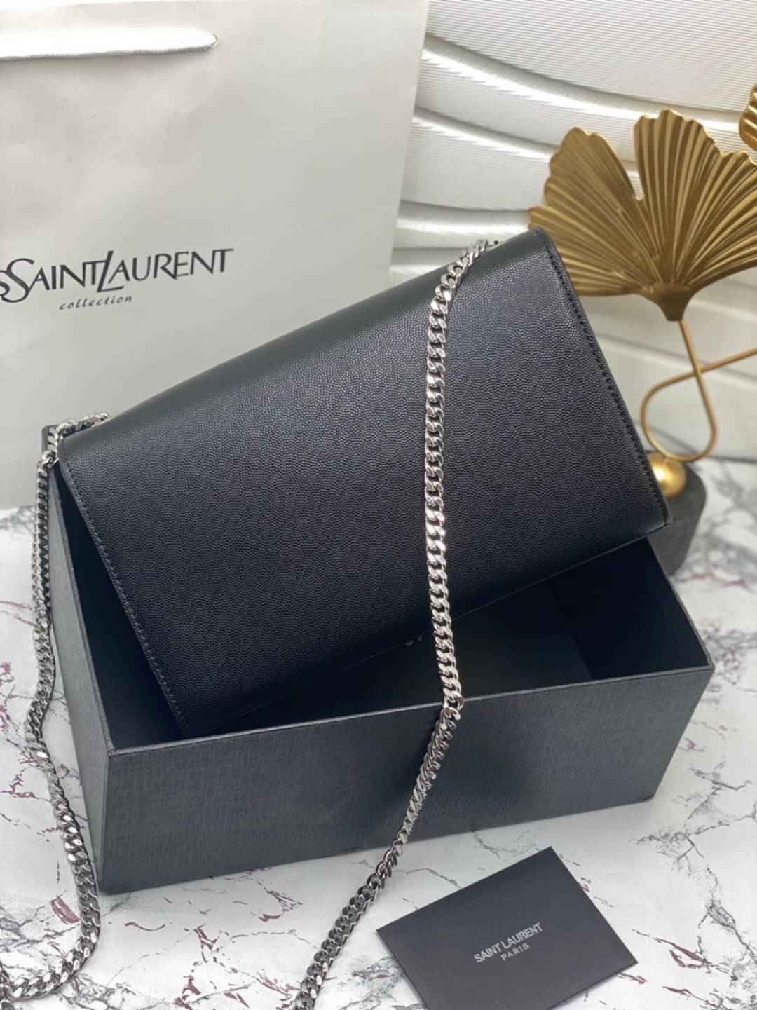 YSL kate medium chain bag in grain de poudre embossed leather 24cm กระเป๋าสะพายแบรนด์หรู รุ่นฮิตลอดกาล งานสวยดูดีมีระดับ ปั้มทุกจุด ขนาดกระทัดรัดกำลังดี มาพร้อมาสะพายโซ่ยาว เลื่อนปรับเป็น 2 แถว เพื่อสะพายเป็นสายสั้นได้ ด้านในโล่งกว้าง ใส่กระเป๋าสตางค์ใบยา