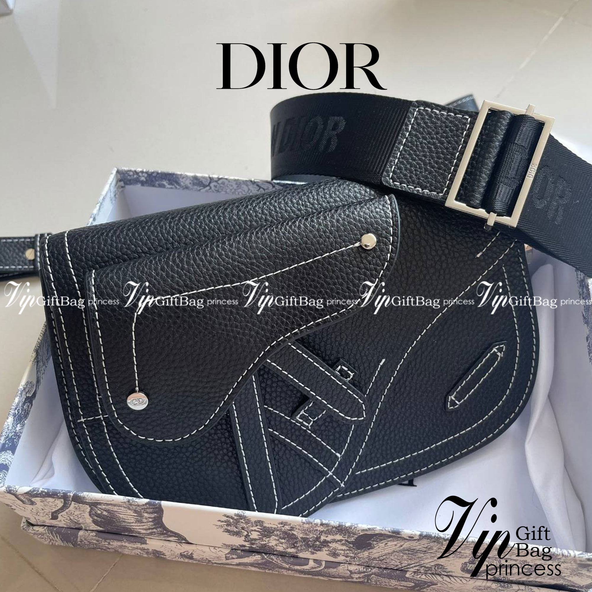 หนังแท้ CHRISTIAN DIOR SADDLE POUCH Black Grained Calfskin / DIOR SADDLE MESSENGER BAG พร้อมส่งที่ไทย กระเป๋า Saddle pouch คู่ใจขนาดกะทัดรัดและเหมาะสำหรับใช้ในชีวิตประจำวัน สีดำคลาสสิก เกรดออริจินอลหนังแท้ทั้งใบ ภาพสินค้าถ่ายจากงานขายจริง ใช้งานต่างประเทศ