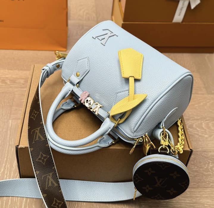 LV Speedy Bandoulière 20 bicolour กระเป๋าสะพายทรงหมอนไซส์เล็กน่ารัก Rare item รุ่นใหม่สีพาสเทลสวยหวาน ลูกคุณควรมีมากค่า โดดเด่นด้วยสายสะพายโซ่สีทองตัดกับสีกระเป๋าได้อย่างลงตัว