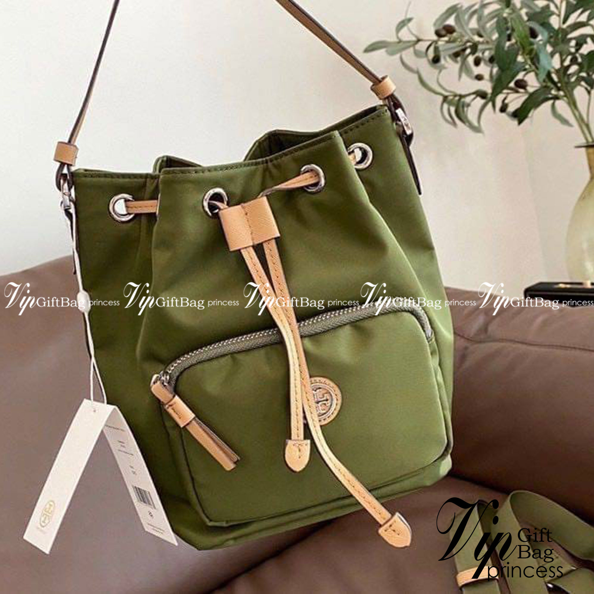 Tory Burch Virginia Nylon Bucket Bag / Tory Burch logo-plaque bucket bag กระเป๋าสะพายทรงบัคเก็ต เปิด-ปิดหนังรูดปากกระเป๋า มีหูหิ้วในตัว คล้องแขนเก๋ๆ ภายในเป็นช่องโล่ง มีช่องย่อย ใส่ของสำคัญจุกจิกได้ มีสายครอส จะสะพายไปไหนก็ได้ทุกโอกาส สวยเลิศทุกสี พร้อมส่