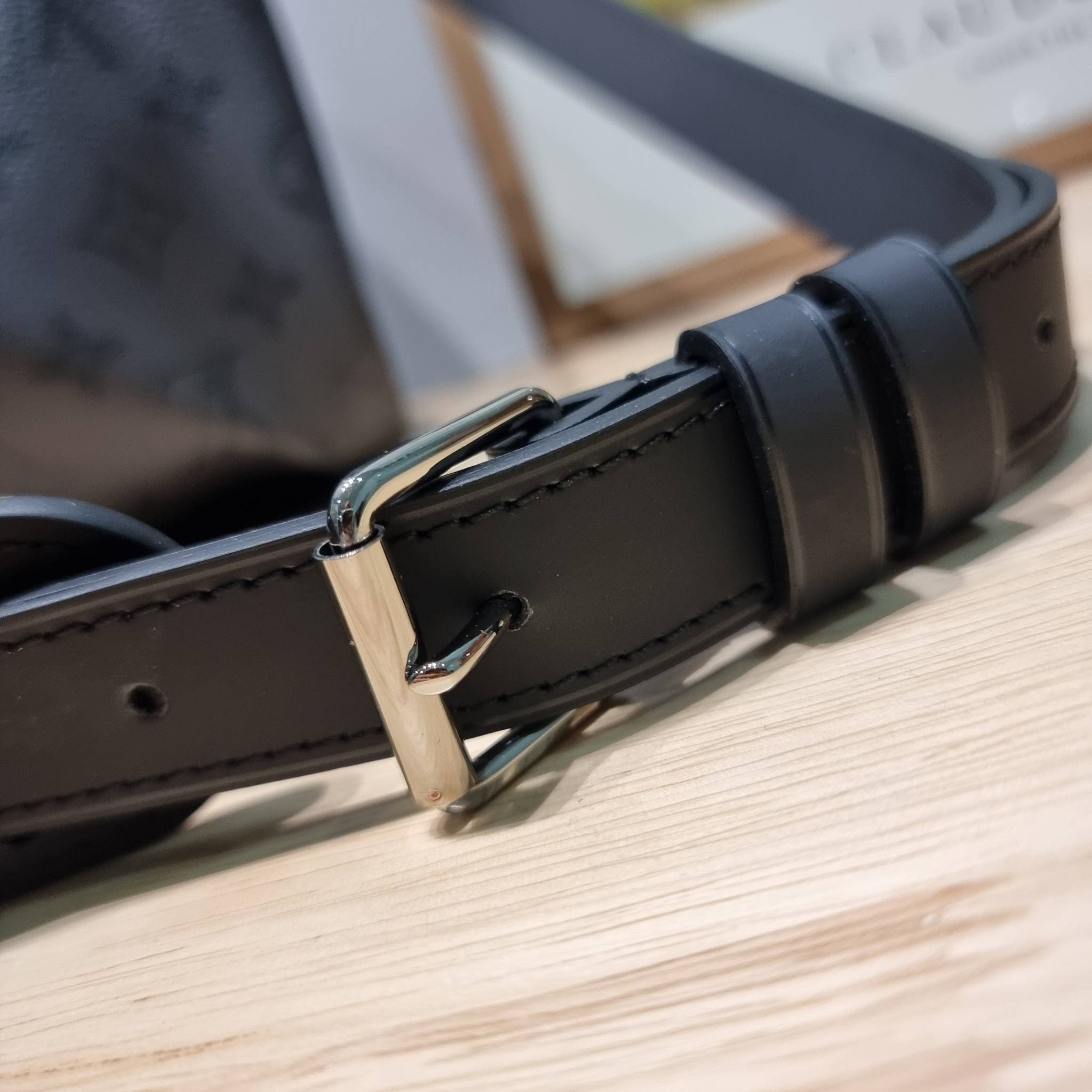 LV KEEPALL BANDOULIERE MONOGRAM ECLIPSE REVERSE กระเป๋าเดินทางสุดคลาสสิค ทึ่ใครๆก็เฝ้ารอ ไอเท็มที่จะทำให้การเดินทางไม่ธรรมดาอีกต่อไป ด้วยดีเทลความเป็นเอกลักษณ์ เรียบแต่หรู วัสดุหนังแคนวาสคุณภาพดี ลวดลายโมโนแกรม เปิด-ปิดด้วยซิปแน่นหนา มีกุญแจล็อคได้ มีสายส