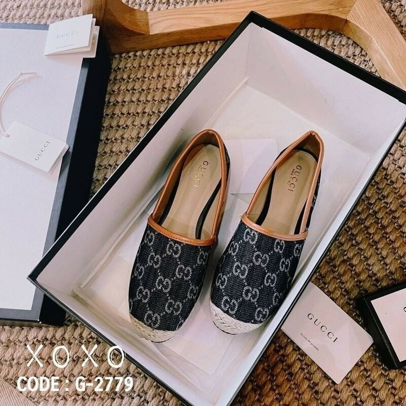 GUCCI คัชชู หน้ากว้าง ใส่สบาย วัสดุยีนส์ลายแบรนด์ นุ่มใส่สบาย แต่งปอฟางรอบ สวยเก๋ แมทส์ชุดง่าย น้ำหนักเบา