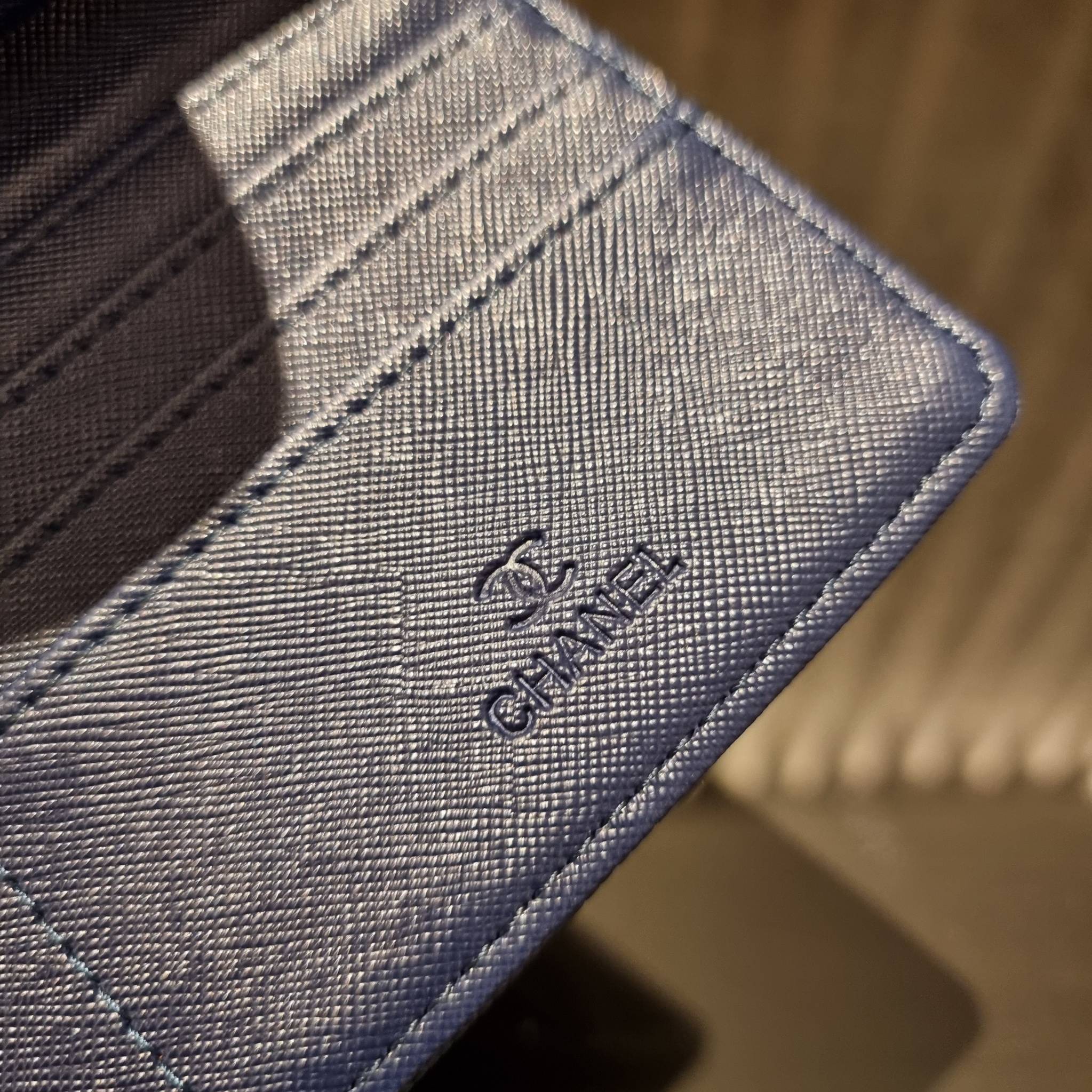 VIP 】กระเป๋าสตางค์ใบยาวรุ่นฝาพับที่ถามหากันมากที่สุด!! สวยรับทรัพย์จาก Chanel วัสดุหนังลายคาร์เวีย ลุคผู้ดีที่สุด เปิด-ปิดด้วยกระดุมแม่เหล็ก ภายในกระเป๋ามีช่องใส่บัตรได้เยอะ ใส่ธนบัตร ใส่เหรียญได้ มีช่องซิปแยกอีกหนึ่งช่อง ดีไซน์เรียบหรูดูคลาสสิค!! สาวๆห้า