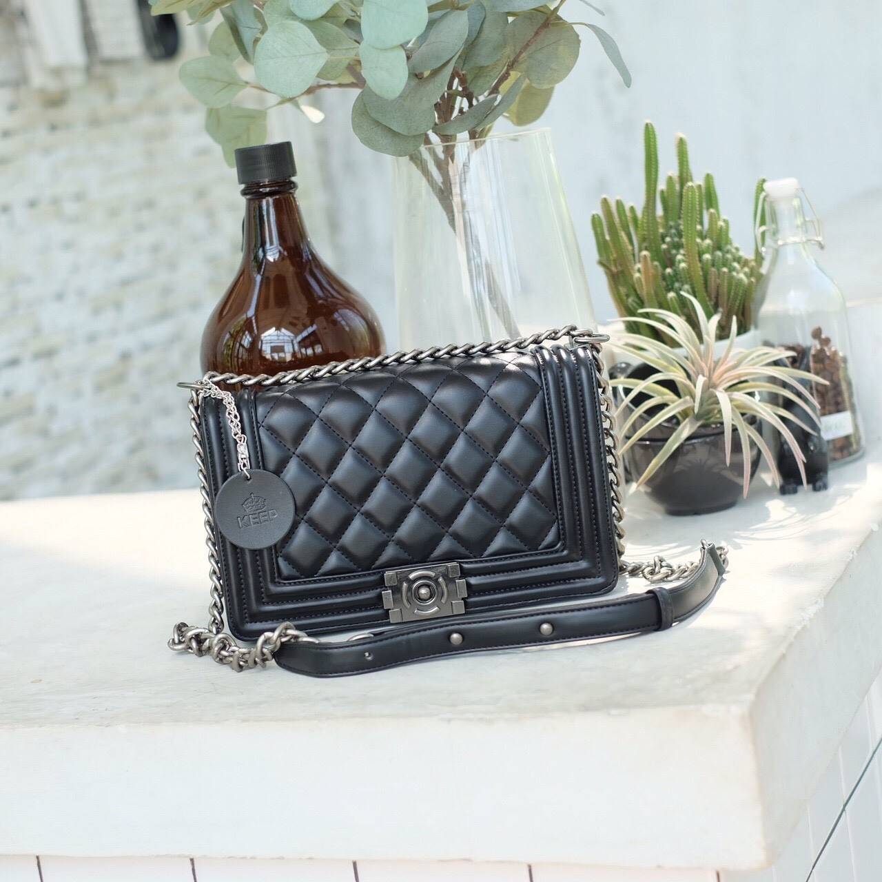 รุ่นขายดีมาเพิ่มแล้วค่า KEEP Quited Boy Bag *** คอลเลคชั่นใหม่หนัง Microfiber สวย ทนขึ้นกว่าเดิม สายโซ่ทำจาก Metal premiers เบาและไม่เป็นคราบเวลาสะพาย สวยกว่าเดิม ใครชอบทรงนี้ห้ามพลาดเลยนะคะ 🤩 กระเป๋า ทรง boy style KEEP LOOK Cool มากๆ เลยน๊าใบนี้ 