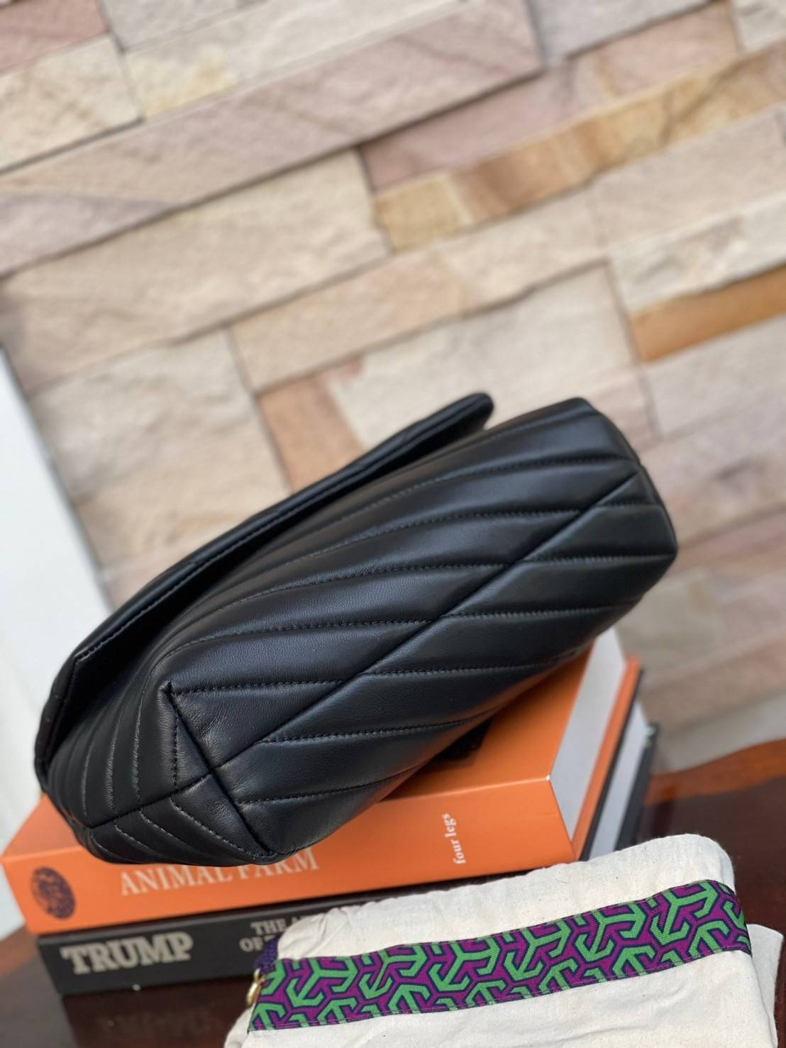 Tory Burch Kira Chevron Small Convertible Shoulder Bag เป็นกระเป๋าที่ใช้ในการออกงานสำคัญหรือวันที่มีปาร์ตี้สังสรรค์ คุณควรเลือกใช้กระเป๋าที่มีดีไซน์สะดุดตา