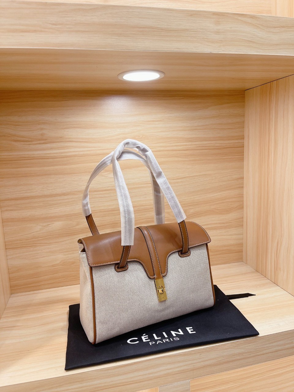 CELINE CROSSBODY BAG VIP GIFT WITH PURCHASE (GWP) พรีเมี่ยมกิ๊ฟ Limited Edition จาก PERFUME DUTYFREE COUNTER กระเป๋าสะพายทรงหรู วัสดุผ้าผสมหนัง ด้านในเปิดปิดด้วยตัวบิดล็อค มีช่องใส่ของแบ่งเป็นสัดส่วน