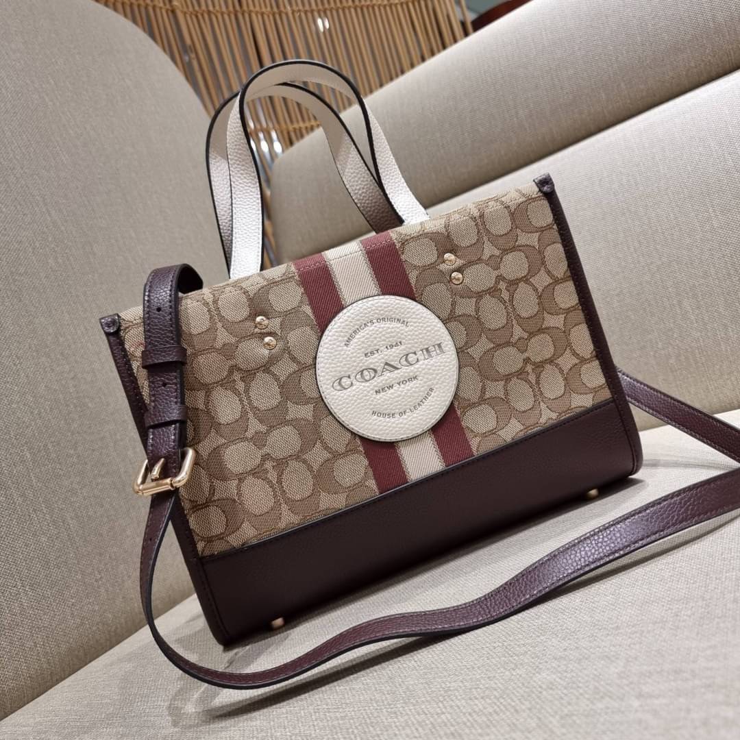 ใบใหญ่ COACH C8407 DEMPSEY CARRYALL IN SIGNATURE JACQUARD WITH STRIPE AND COACH PATCH ใบใหญ่ จุใจ คอลเลคชั่นใหม่ สีที่สาวๆรอคอย สวยคม ละมุนและมีความหรูในตัว กับกระเป๋าทรงโท้ท ไซส์ใหญ่ที่สามารถจุของได้แบบไม่ต้องกังวล ฟังก์ชั่นการใช้งานสะดวกที่สุด มีทั้งสาย