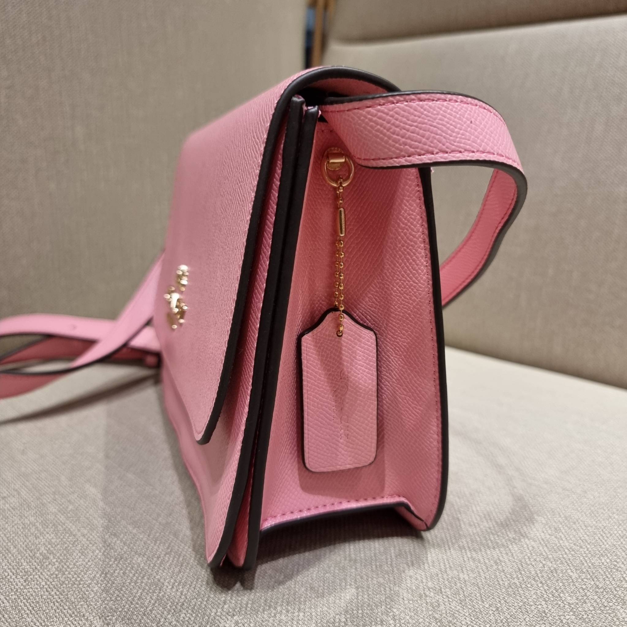 COACH C5632 BRYNN FLAP CROSSBODY แซ่บที่สุด ใหม่ที่สุด!! คอลเลคชั่นใหม่!! มองยังไงก็หลงรักละสายตาไม่ไหว กระเป๋าสะพายข้างลุคไฮน์ ที่ดีไซน์ออกมาได้ปัง และดูแพงมากๆ ด้วยดีเทลคลาสสิค รูปทรงใช้งานง่าย เรียบๆแต่มีดีเทล วัสดุหนัง crossgrain สวยคม!!! เปิด-ปิดด้วย