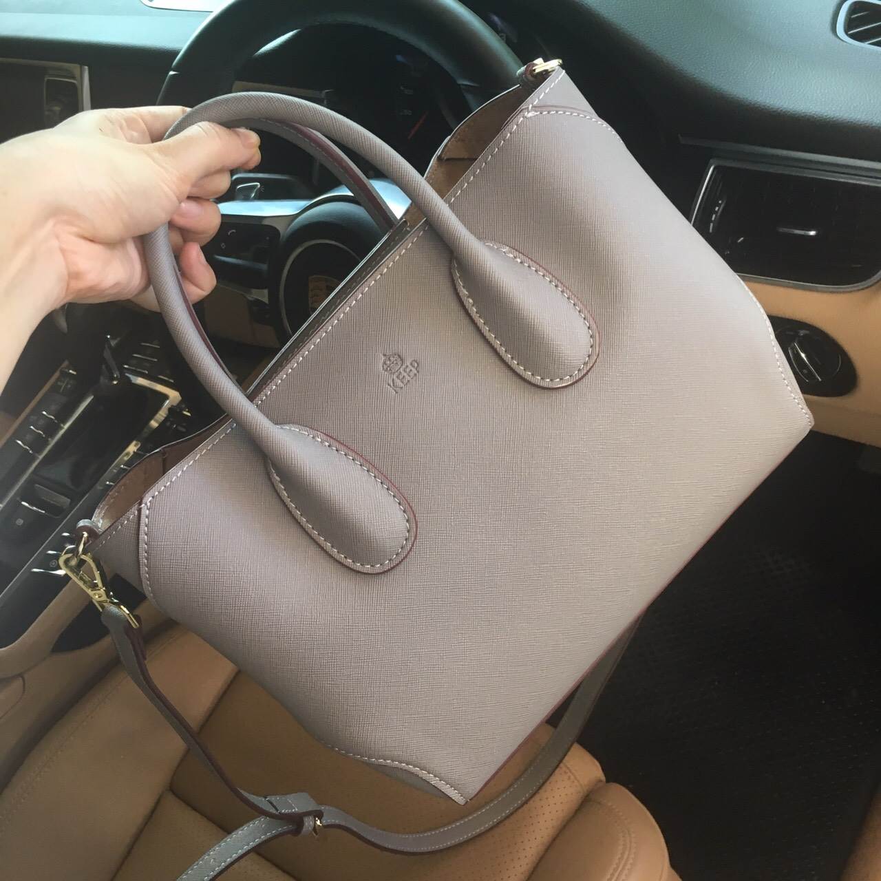 KEEP รุ่น COZY สวย ตอบโจทย์ ด้วยรูปทรงที่ เรียบหรู ทรงกระเป๋า ปรับได้ 2 แบบ เก็บทรง หรือ ขยายทรงได้ ตอบโจทย์ทุกการใช้งาน หนังกระเป๋า Saffiano อย่างดี ภายใน บุด้วย ผ้า Craft เอกลักษณ์เฉพาะ ทำให้ กระเป๋าเบา และ เพิ่มความสวยงาม ภายใน ทำช่อง แยก เฉพาะ สำหรับเ