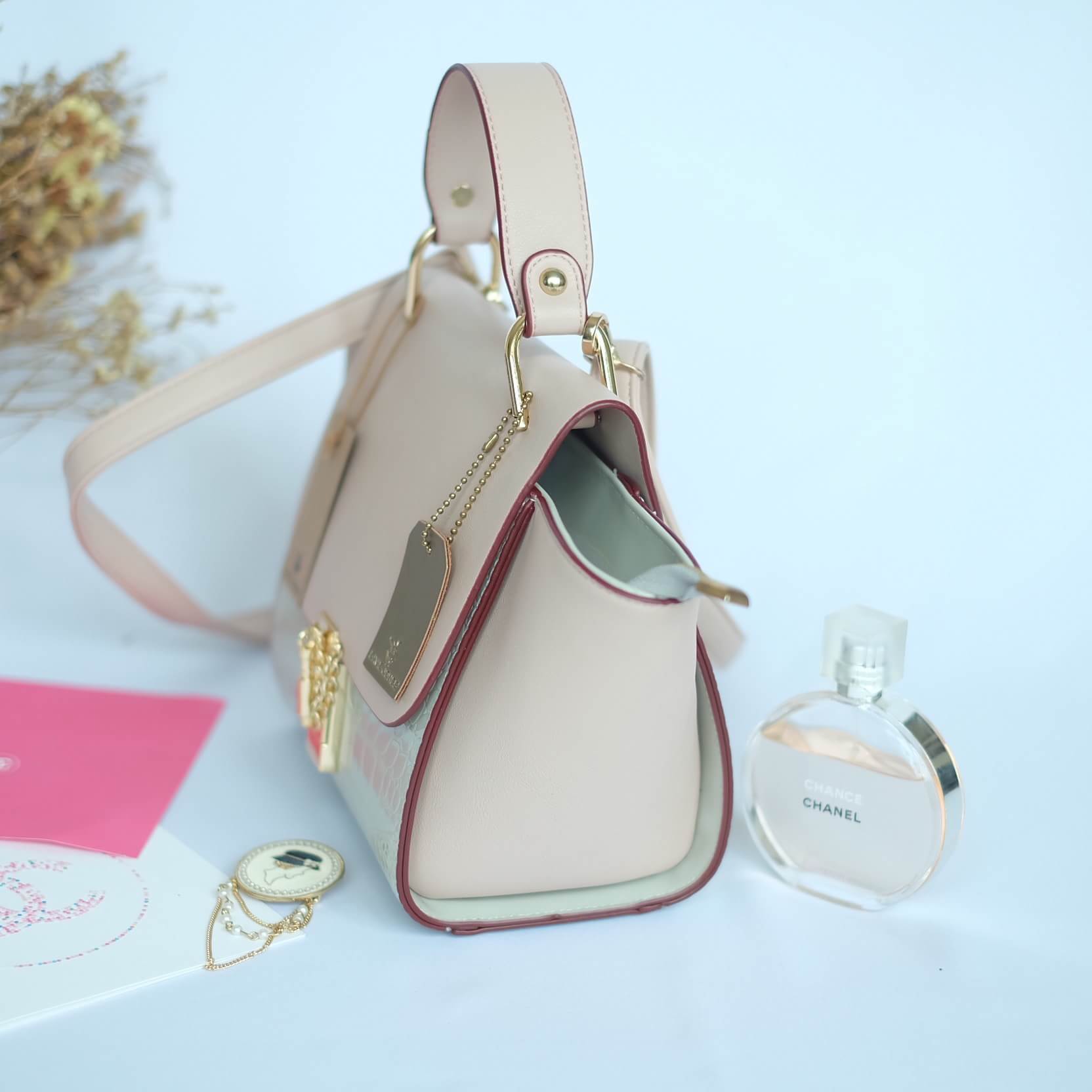 ทรงขายดี มาใหม่สวยหรูมากคะ 💜 กระเป๋าถือ / สะพายจาก แบรนด์ David jones หนังอย่างดี ขนาด กำลังดี มีช่องใส่ของจุกจิกด้านใน สีสวยคะ เข้ากับชึดได้ง่ายมากๆ ใบนี้แนะนำเลย #สวยมาก #สีSweetPastel