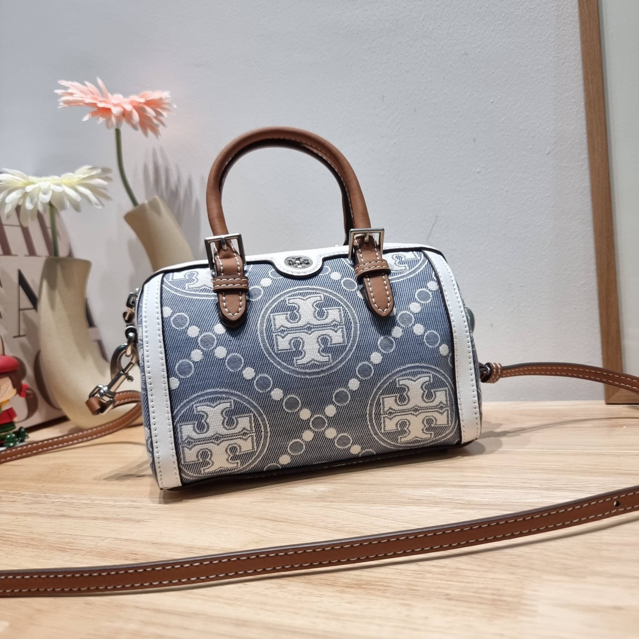 TORY BURCH Petite T Monogram Denim Barrel Bag / TORY BURCH MINI T MONOGRAM DENIM TOTE คอลเลคชั่นใหม่รับซัมเมอร์นี้ กับกระเป๋าสะพายทรงโท้ท ไซส์มินิ ดีไซน์โทนสีฟ้า สวยคม