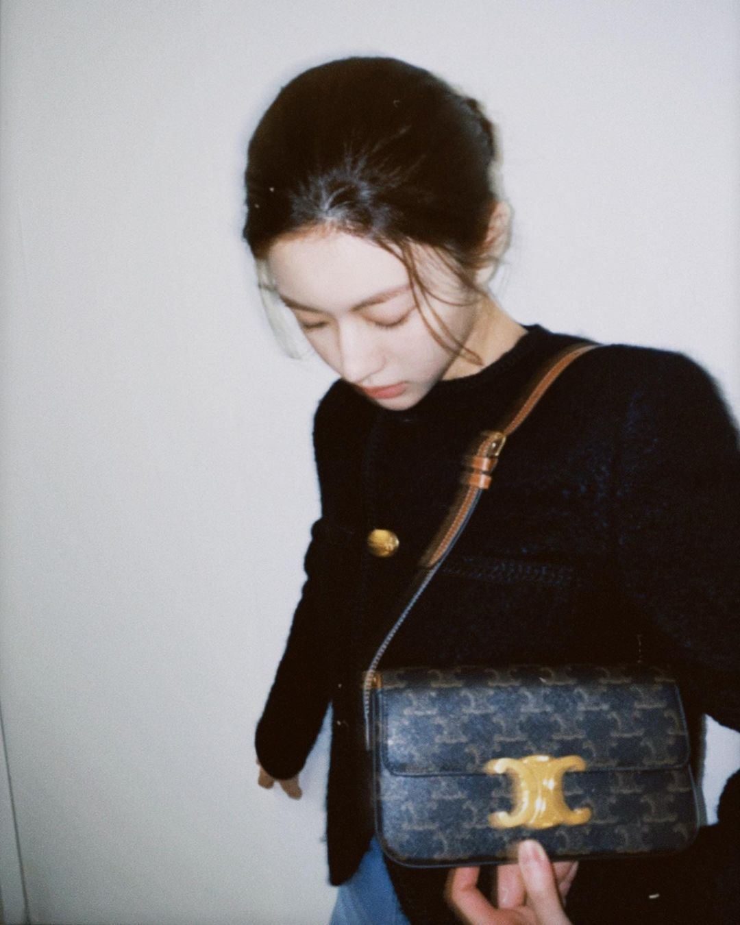 VIP 】CELINE TRIOMPHE SHOULDER BAG IN TRIOMPHE อีกหนึ่งผลงานการออกแบบของ Hedi Slimane ที่ได้ดึงเอาเอกลักษณ์ต่าง ๆ ของ CELINE ออกมาและทำการตีความหมายใหม่จนได้กระเป๋าเรียบหรูและดูทันสมัย ให้คุณเลือกสะพายในชีวิตประจำวันเข้ากับการแต่งตัวสบาย ๆ หรือจะสะพายออกงา