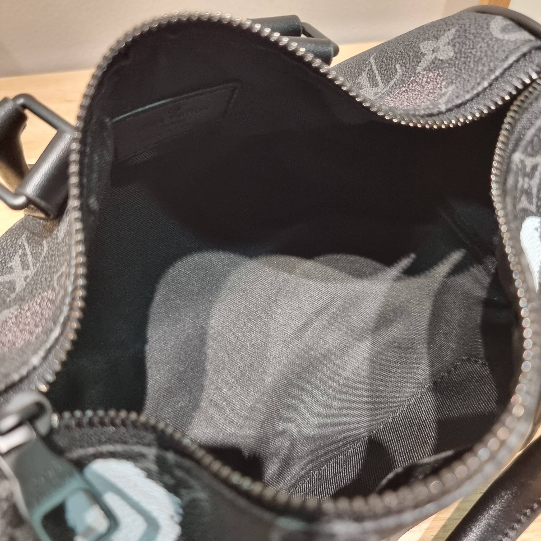 LV x YK KEEPALL BANDOULIERE 25 BAG ย่อส่วนความเท่ให้สะดวกกับชีวิตประจำวัน กับกระเป๋าสะพาย ทรงกระเป๋าเดินทางสุดคลาสสิค ด้วยดีเทลความเป็นเอกลักษณ์ เรียบแต่หรู