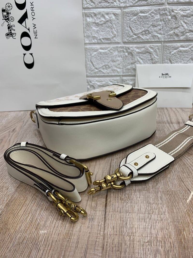 COACH Beat Saddle Bag With Horse And Carriage Print คอลเลคชั่นใหม่ ดีไซน์หรูหรา พิเศษมากๆมาพร้อมสายสะพาย 2 เส้น ใช้คู่กันหรือแยกสะพายก็สวยครบสูตร กระเป๋าสะพายทรง saddle คลาสสิค เปิด-ปิดด้วยกระดุมแน่นหนา ภายในเป็นช่องโล่ง ใส่ของได้ครบครัน สาวๆใช้เป็น every
