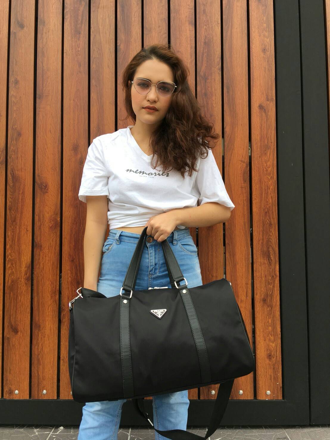 New arrival ! ของมันต้องมี♡ มาใหม่กับ กระเป๋าทรง Travel Bag ใส่ของได้เยอะมาก ไปต่างประเทศได้สบายคะ หมดห่วง ผู้หญิงทุกคนต้องมี ตัวกระเป๋าทำจากผ้า Nylon อย่างดี สามารถกันน้ำได้ ทรงสวยมากคะ มีความอยู่ทรงในระดับนึง ด้านหน้ามีโลโก้สวยงาม อะไหล่เงินทั้งใ