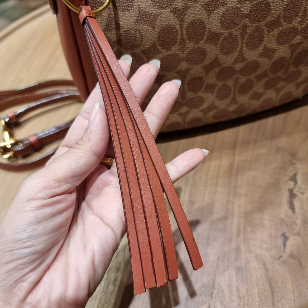 COACH 52577 SUTTON CROSSBODY IN SIGNATURE CANVAS กระเป๋าสะพายไหล่ สวยคลาสสิค สไตล์วินเทจ ใบใหญ่จุใจ วัสดุหนังแคนวาสเคลือบลาย สายคล้องไหล่ในตัว ภายในโล่งกว้าง จุของได้เยอะแน่นๆ มาพร้อมสายสะพาย crossbody ที่จะถอดออก หรือจะสะพายก็เก๋ สวยโดดเด่นแน่นอน พร้อมเส