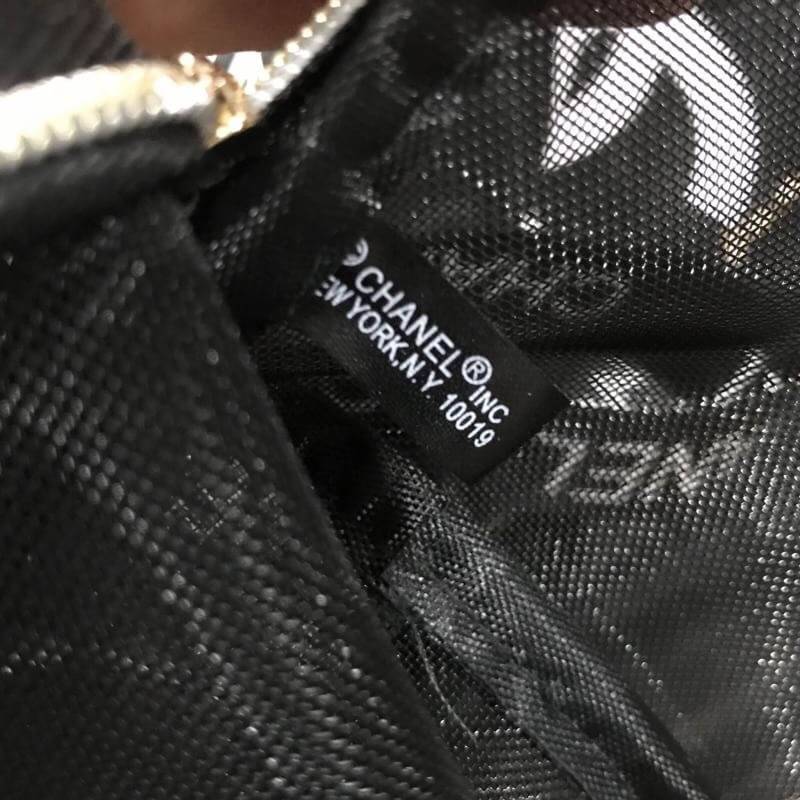 ห้ามพลาด Set สุดคุ้ม! ซื้อ1ได้ถึง2! Chanel GWP Shopping Bag With Pouch VIP Gift With Purchase กระเป๋าสะพายทรง Shopping Bag พร้อมกระเป๋าPouchใบเล็กเข้าชุดเเพ็คคู่รุ่น Limited Edition พรีเมี่ยมกิ้ฟแท้จาก Chanel Perfume Counter วัสดุ Nylon โปร่งคุณภาพดี ใบให