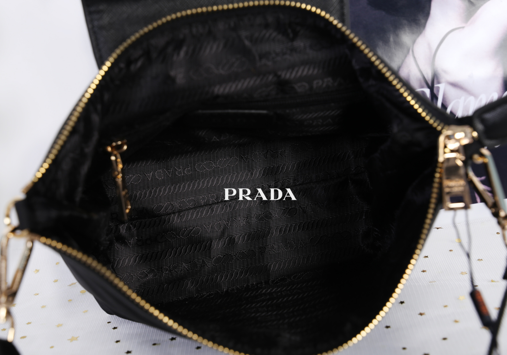 PRADA MINI WITH ZIP / PRADA nylon crossbody bag วัสดุ Nylon เนื้อหนาคุณภาพดีตามแบบฉบับแบรนด์ ด้านหน้าประดับโลโก้แบรนด์ สามารถสะพายได้ 2 แบบ
