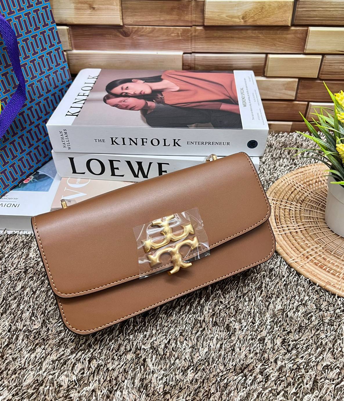 TORY BURCH ELEANOR CONVERTIBLE SHOULDER BAG ((89644)) รุ่นใหม่ สวยตามคนดังเซเลบกันเลยค่า! พร้อมส่ง ห้ามพลาดก่อนหมด ต้องมีติดตัวสักใบค่า กระเป๋าหิ้ว//คล้องไหล่ หรือสะพายข้างได้ หนังแท้เรียบ ผิวลื่น หรูมากๆสำหรับรุ่นนี้ เปิด-ปิดกระเป๋าแบบแม่เหล็กโลโก้แบรนด์