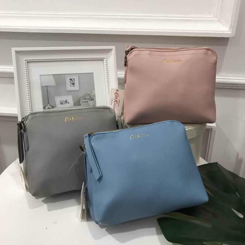 Cath Kidston soft leather crossbody bag ใหม่ล่าสุดจากแบรนด์ Cath Kidston ค่ะ กระเป๋าสะพายข้างหนังนุ่ม สีหวานโทนพาสเทล รุ่นนี้ขนาดกำลังดีค่ะ ตัวกระเป๋าแบ่งออกเป็นสองสัดส่วน สามารถจัดระเบียบของได้ดีค่ะ ภายในบุผ้าลายดอกไม้ตามสไตล์ของแบรนด์นี้ค่ะ รุ่นนี้มีสาย