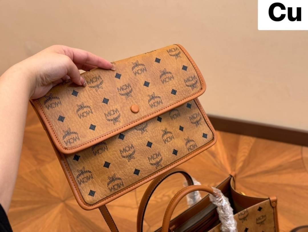 ORI | M.C.M MEDIUM MÜNCHEN TOTE IN VISETOS กระเป๋าโท้ทไซส์กลางจุได้เยอะ ใหม่ล่าสุด ใช้ได้ทั้งหนุ่มๆและสาวๆ รูปทรงคลาสสิค ดีไซน์เป็นเอกลักษณ์ แถมยังได้ใบลูกใส่ของจุกจิกได้อีก