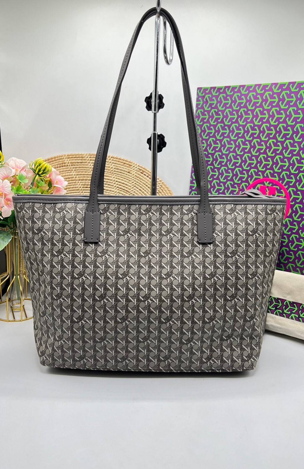 Tory Burch Ever Ready Zip Tote Small Coated Canvas / Tory Burch Geo Logo Tote กระเป๋าโท้ท พิมพ์ลายด้วยลวดลายสานตะกร้าอันเป็นเอกลักษณ์ของแบรนด์ ซึ่งได้แรงบันดาลใจจากความหลงใหลในงานจักสานของผู้ก่อตั้ง